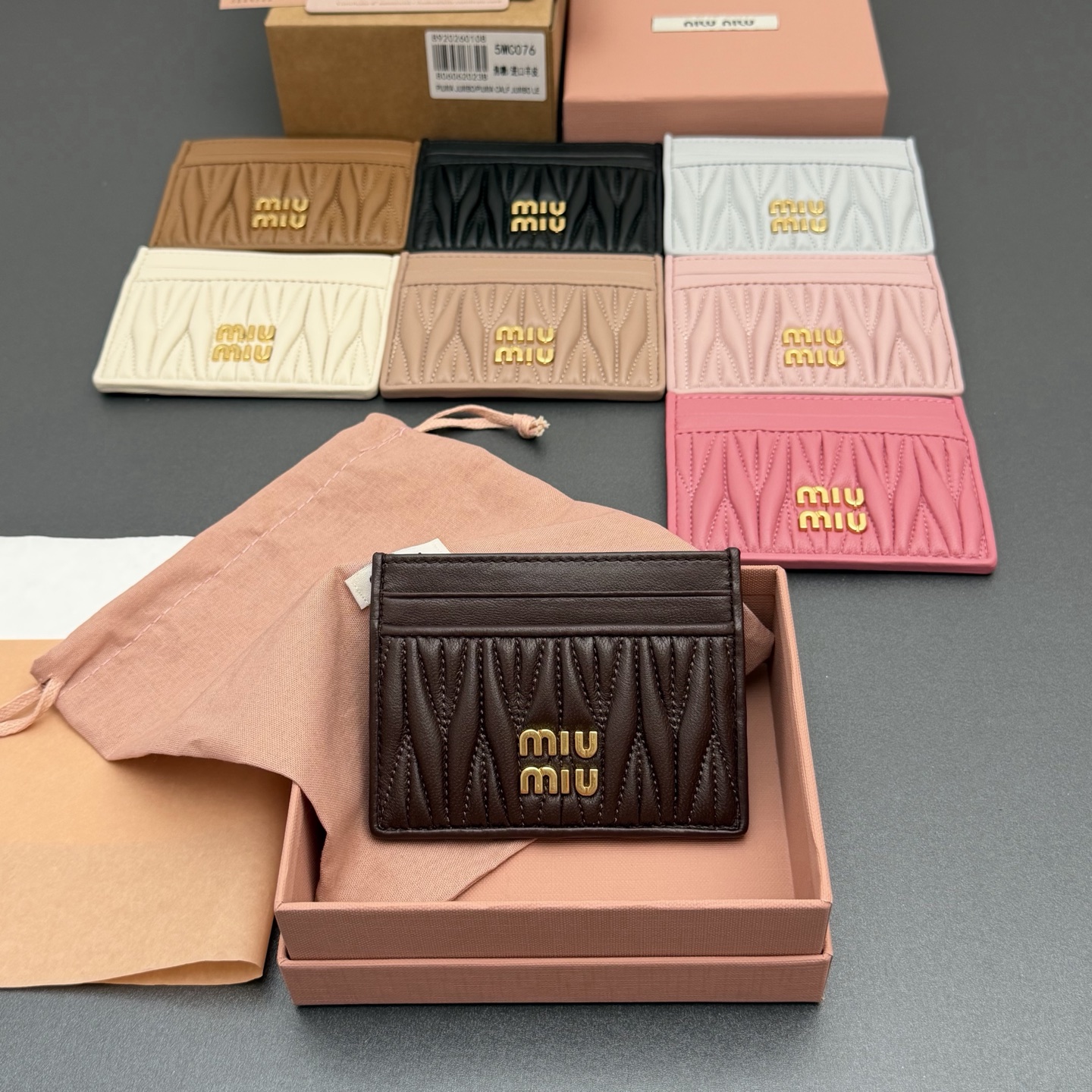 【特级五金进口原厂皮】 MATELASS&Eacute; 羊皮革卡包
这款简约紧凑的配饰融合形式与功能，呈现别致的Matelass&eacute;羊皮革工艺效果。夹身搭载卡槽，纵向金属刻字徽标装饰焕现新意。
金属刻字徽标
六个卡槽带衬里
编号:5MC076  
尺寸:宽度8.5厘米x高度8厘米