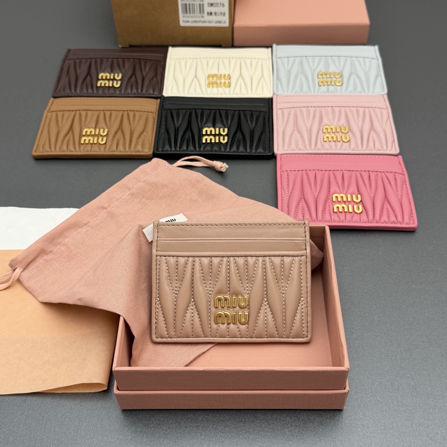 【特级五金进口原厂皮】 MATELASS&Eacute; 羊皮革卡包
这款简约紧凑的配饰融合形式与功能，呈现别致的Matelass&eacute;羊皮革工艺效果。夹身搭载卡槽，纵向金属刻字徽标装饰焕现新意。
金属刻字徽标
六个卡槽带衬里
编号:5MC076  
尺寸:宽度8.5厘米x高度8厘米