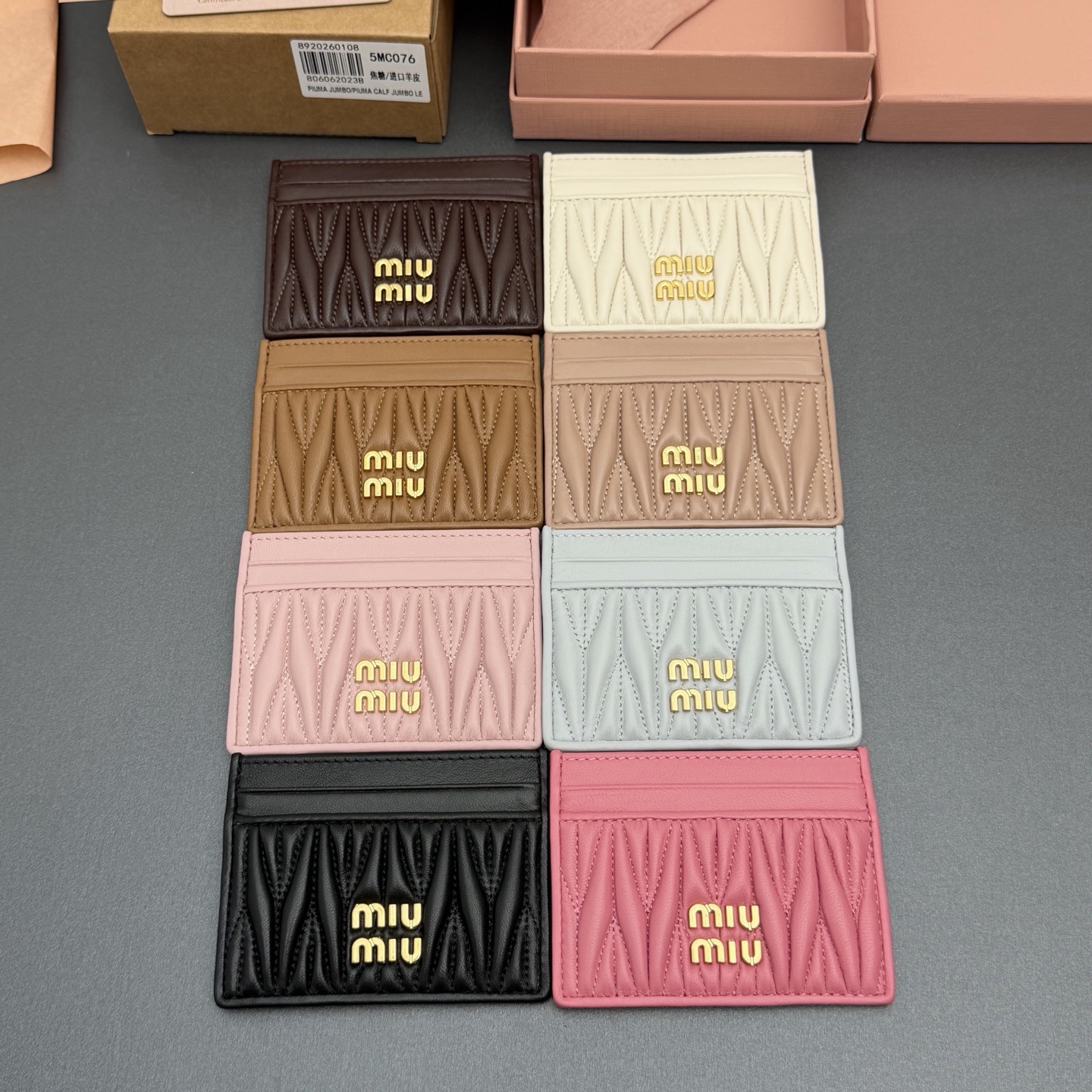 【特级五金进口原厂皮】 MATELASS&Eacute; 羊皮革卡包
这款简约紧凑的配饰融合形式与功能，呈现别致的Matelass&eacute;羊皮革工艺效果。夹身搭载卡槽，纵向金属刻字徽标装饰焕现新意。
金属刻字徽标
六个卡槽带衬里
编号:5MC076  
尺寸:宽度8.5厘米x高度8厘米