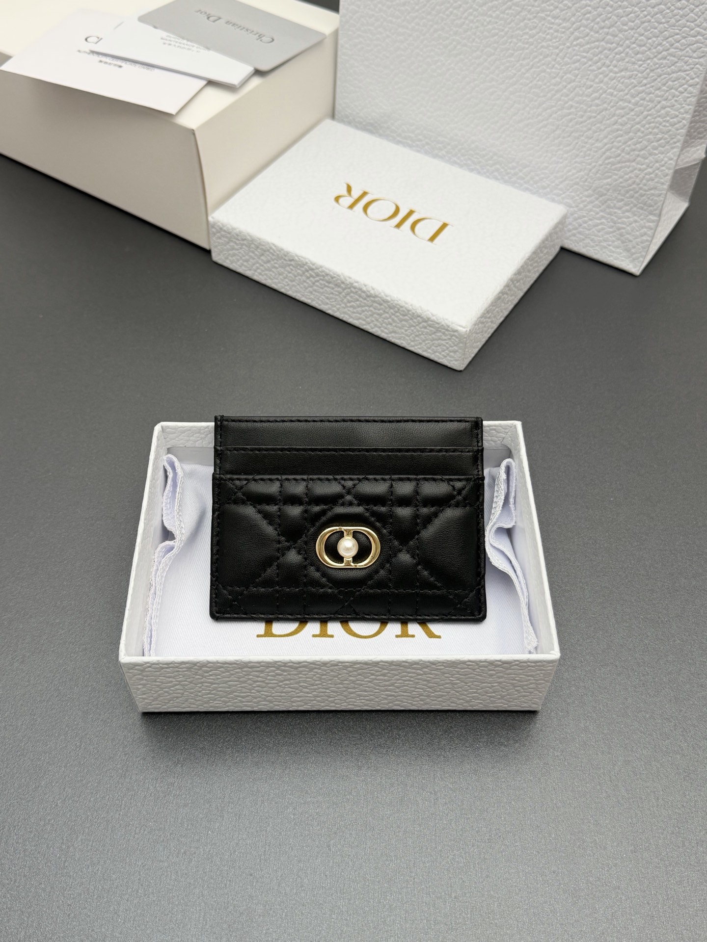 NO:719227,[Jolie Freesia card holder series] is carefully made of soft sheep leather and other materials, decorated with cannage pattern topstitching, and embellished with the brand logo on the front. Elegant and refined, it has five card slots, suitable for various occasions. Model S3103 black tenge size w10.5×h8×0.5cm, Dior wallet, dior, wallets, sheepskin19860909【Jolie Freesia卡夹系列】 采用柔软羊皮革等材料精心制作,饰以藤格纹缉面线,正面点缀品牌标志.高雅精致,设有五个卡糟,适合各种场合. 型号S3103黑色騰格 尺寸w10.5×h8×0.5cm,迪奥钱包,dior,wallets,sheepskin,Bag