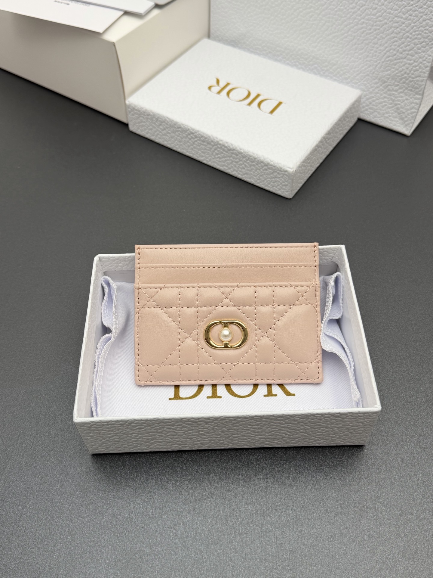 NO:719235,[Jolie Freesia card holder series] is carefully made of soft sheep leather and other materials, decorated with cannage pattern topstitching, and embellished with the brand logo on the front. Elegant and refined, it has five card slots, suitable for various occasions. Model S3103 rouge pink plaid size w10.5×h8×0.5cm, Dior wallet, dior, wallets, sheepskin19860909【Jolie Freesia卡夹系列】 采用柔软羊皮革等材料精心制作,饰以藤格纹缉面线,正面点缀品牌标志.高雅精致,设有五个卡糟,适合各种场合. 型号S3103胭脂粉騰格纹 尺寸w10.5×h8×0.5cm,迪奥钱包,dior,wallets,sheepskin,Bag