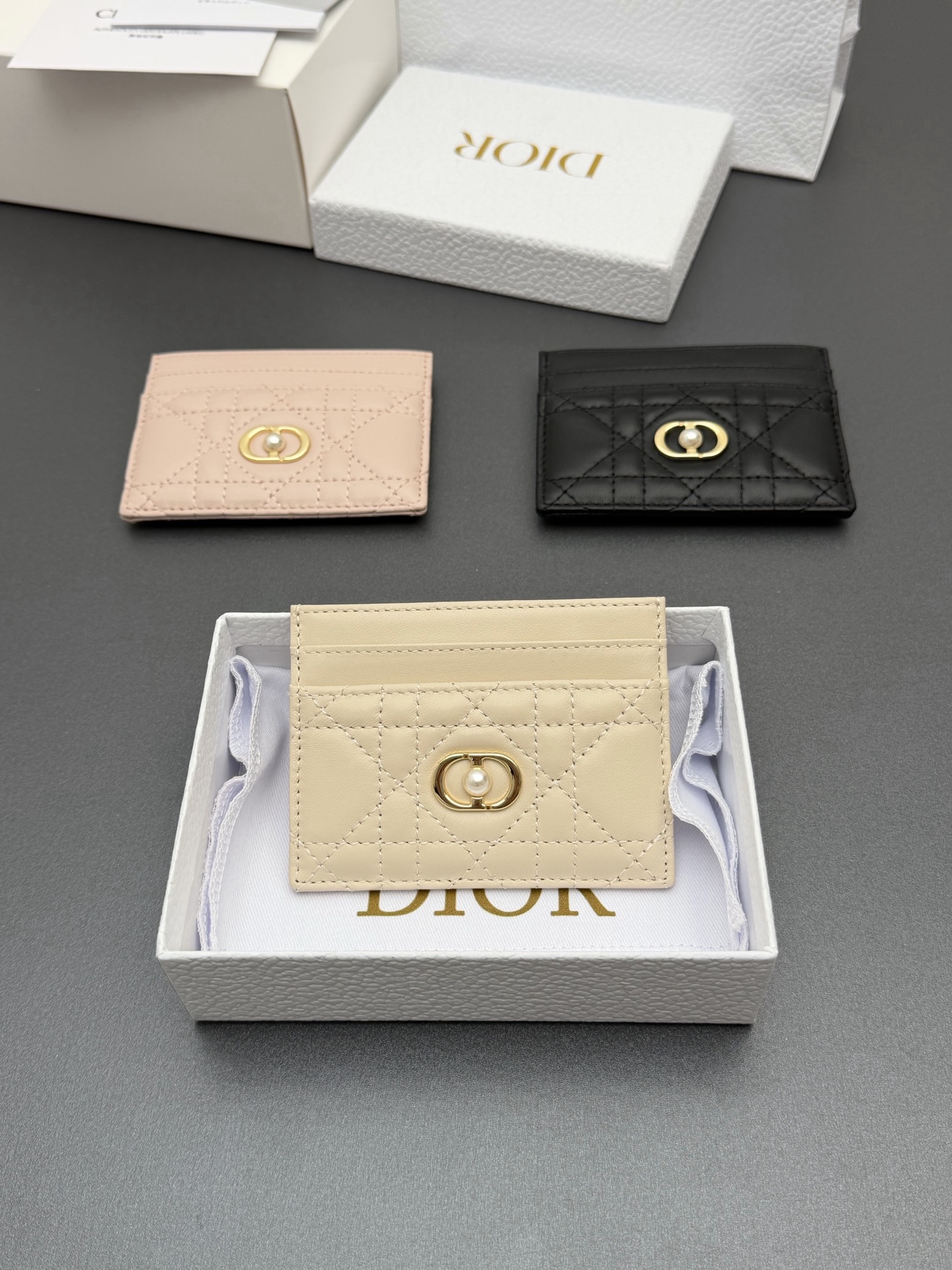 NO:719239,[Jolie Freesia card holder series] is carefully made of soft sheep leather and other materials, decorated with cannage pattern topstitching, and embellished with the brand logo on the front. Elegant and refined, it has five card slots, suitable for various occasions. Model S3103 size w10.5×h8×0.5cm, Dior wallet, dior, wallets, sheepskin19860909【Jolie Freesia卡夹系列】 采用柔软羊皮革等材料精心制作,饰以藤格纹缉面线,正面点缀品牌标志.高雅精致,设有五个卡糟,适合各种场合. 型号S3103 尺寸w10.5×h8×0.5cm,迪奥钱包,dior,wallets,sheepskin,Bag