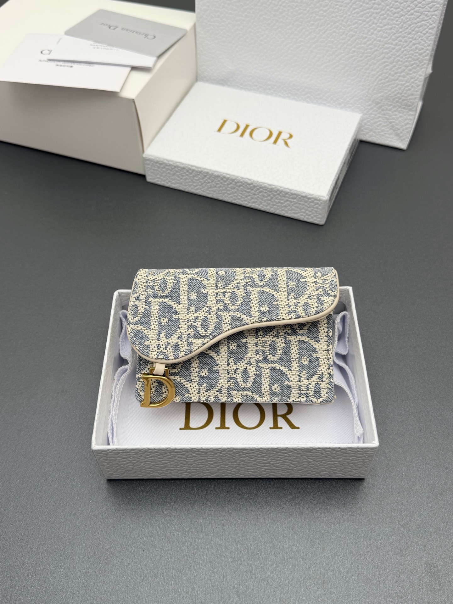 NO:719245,[Bloom Saddle Card Holder Series] This Bloom Saddle Card Holder is compact and practical and can replace traditional wallets. It is carefully made of Oblique printed fabrics and other materials and can store various small daily necessities. The front stirrup D-shaped pendant is fashionable and exquisite, with 2 card slots and 2 pockets. Suitable for various occasions. Model S5611 raffia/calfskin size w11xh7.5xd3cm, Dior wallet, dior, wallets, cowhide19860909【Bloom马鞍卡夹系列】 这款Bloom马鞍卡夹精巧实用,可替代传统钱包.采用Oblique印花面料等材料精心制作,可收纳各种小件日常用品.正面马镫D形吊饰,时尚精致,设有2个卡槽,2个插袋.适合各种场合. 型号S5611 酒椰草/小牛皮 尺寸w11xh7.5xd3cm,迪奥钱包,dior,wallets,cowhide,Bag