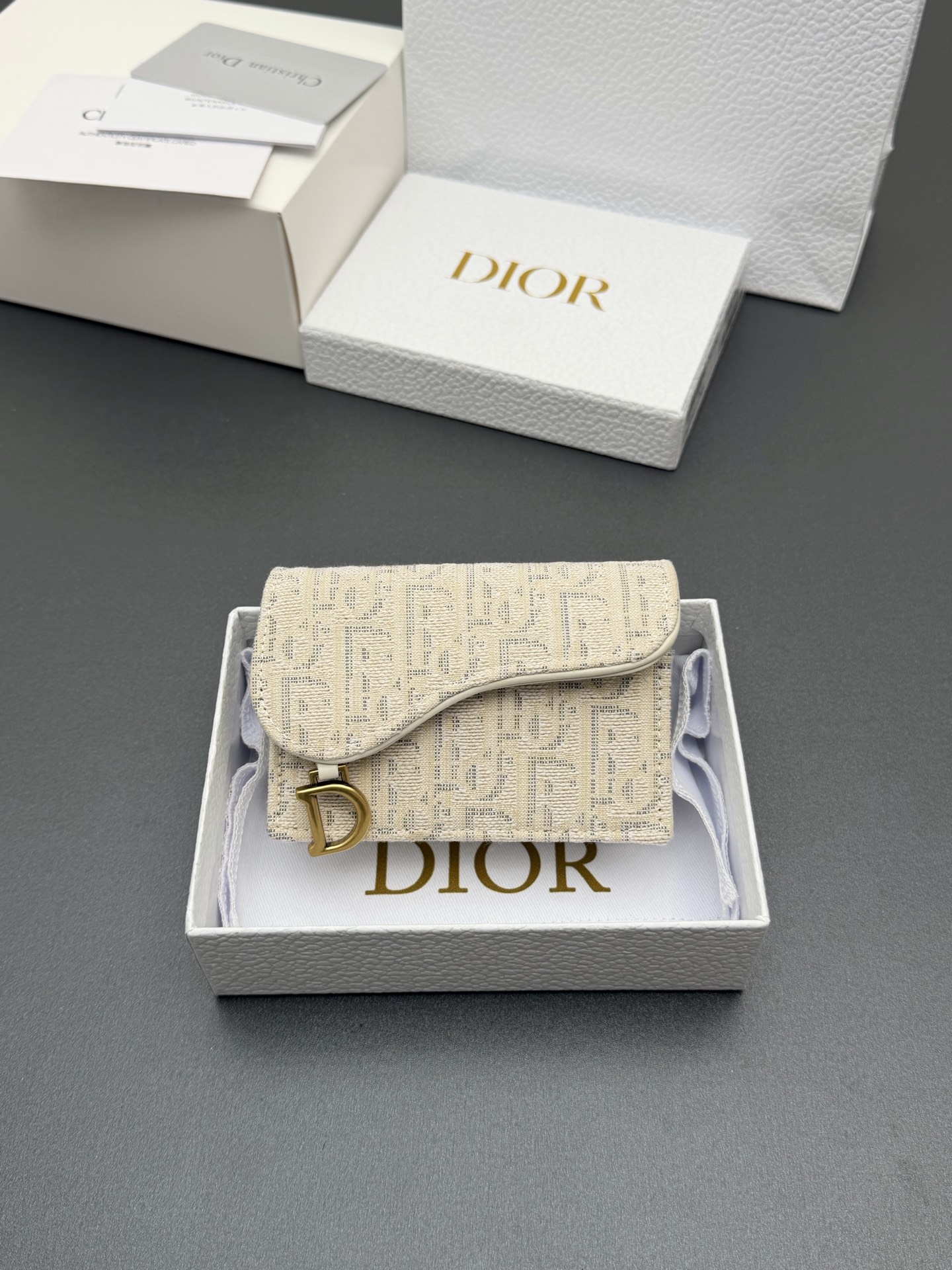 NO:719248,[Bloom Saddle Card Holder Series] This Bloom Saddle Card Holder is compact and practical and can replace traditional wallets. It is carefully made of Oblique printed fabrics and other materials and can store various small daily necessities. The front stirrup D-shaped pendant is fashionable and exquisite, with 2 card slots and 2 slip pockets. Suitable for various occasions. Model S5611 Jacquard White/Calf Leather Size w11xh7.5xd3cm, Dior wallet, dior, wallets, cowhide19860909【Bloom马鞍卡夹系列】 这款Bloom马鞍卡夹精巧实用,可替代传统钱包.采用Oblique印花面料等材料精心制作,可收纳各种小件日常用品.正面马镫D形吊饰,时尚精致,设有2个卡槽,2个插袋.适合各种场合. 型号S5611 提花白/小牛皮 尺寸w11xh7.5xd3cm,迪奥钱包,dior,wallets,cowhide,Bag