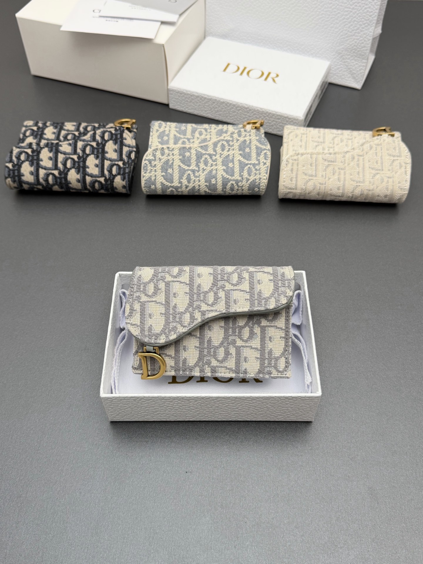 NO:719254,[Bloom Saddle Card Holder Series] This Bloom Saddle Card Holder is compact and practical and can replace traditional wallets. It is carefully made of Oblique printed fabrics and other materials and can store various small daily necessities. The stirrup D-shaped pendant on the front is fashionable and exquisite, with 2 card slots and 2 pockets. Suitable for various occasions. Model S5611 Jacquard calfskin size w11xh7.5xd3cm, Dior wallet, dior, wallets, cowhide19860909【Bloom马鞍卡夹系列】 这款Bloom马鞍卡夹精巧实用,可替代传统钱包.采用Oblique印花面料等材料精心制作,可收纳各种小件日常用品.正面马镫D形吊饰,时尚精致,设有2个卡槽,2个插袋.适合各种场合. 型号S5611 提花小牛皮 尺寸w11xh7.5xd3cm,迪奥钱包,dior,wallets,cowhide,Bag