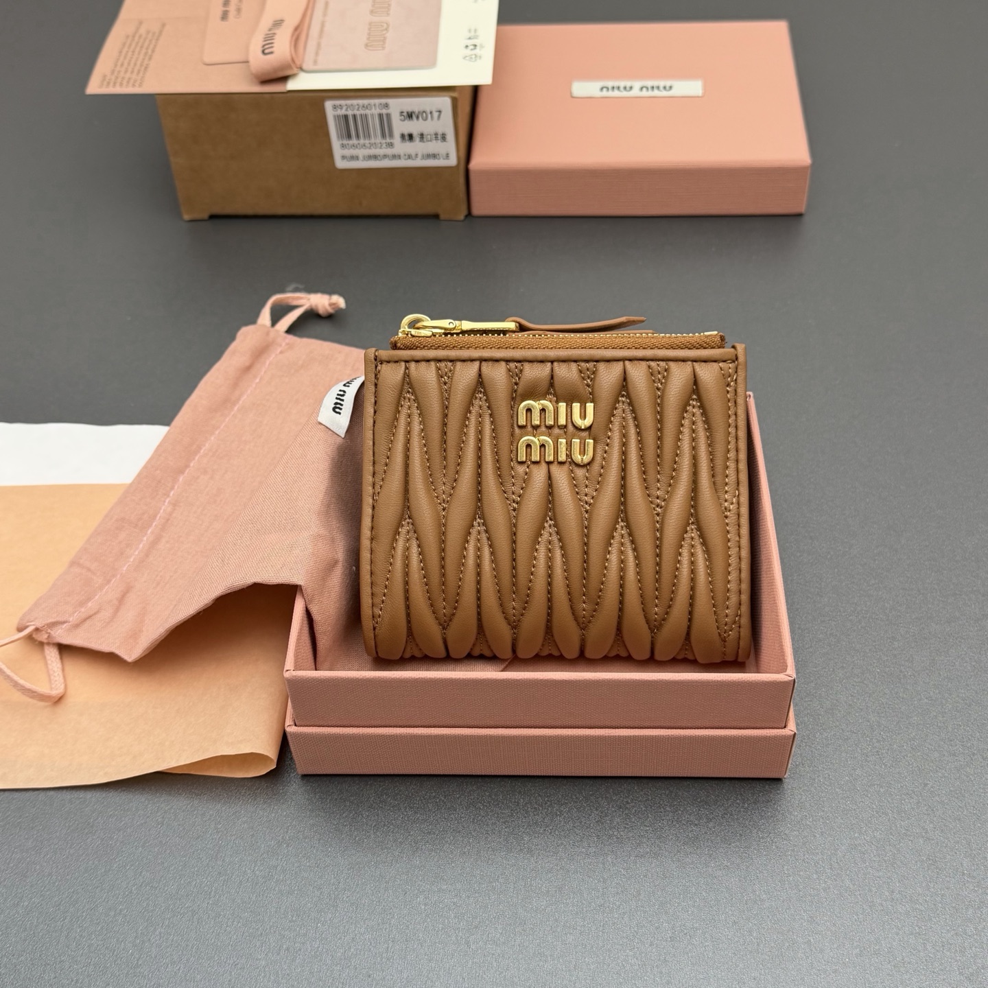 NO:718144,[Special grade hardware imported original leather] MATELASS sheep leather short wallet This wallet is cleverly created with a unique texture to create a 3D effect. It is decorated with a logo on the front to show the brand style. The spacious interior is equipped with card slots and compartments to highlight functionality. Snap button closure Engraved logo One banknote compartment Six card slots Two internal pockets Two zippered coin pockets with lining Number: 5MV017 Caramel/Imported sheepskin  Size: width 11 cm x height 9.2 cm, miumiu, miumiu, wallets, sheepskin19860909【特级五金进口原厂皮】 MATELASS羊皮革短款钱包 这款钱夹由别致纹理巧妙营造3D立体效果,正面饰有标志,尽显品牌格调,$宽敞的内部空间伴有卡槽和隔层,彰显功能性. 按扣开合 刻字徽标 一个钞票隔层 六个卡槽 两个内部口袋 两个拉链式零钱袋带衬里 编号:5MV017 焦糖/进口羊皮 尺寸:宽度11厘米x高度9.2厘米,miumiu,miumiu,wallets,sheepskin,欧美剧