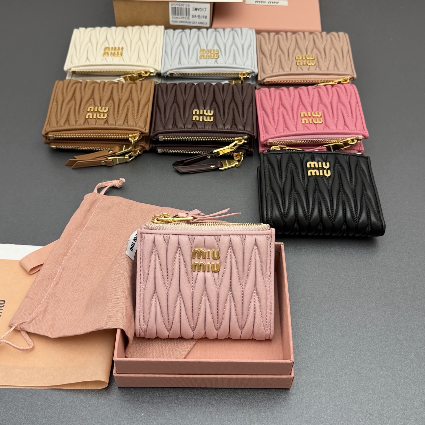 NO:718139,[Special grade hardware imported original leather] MATELASS sheep leather short wallet. This wallet has a unique texture that cleverly creates a 3D effect. It is decorated with a logo on the front to show the brand style. The spacious interior is equipped with card slots and compartments to highlight functionality. Snap button closure Engraved logo One banknote compartment Six card slots Two internal pockets Two zippered coin pockets with lining No.: 5MV017 Imported sheepskin  Size: width 11 cm x height 9.2 cm, miumiu, miumiu, wallets, sheepskin19860909【特级五金进口原厂皮】 MATELASS羊皮革短款钱包 这款钱夹由别致纹理巧妙营造3D立体效果,正面饰有标志,尽显品牌格调,$宽敞的内部空间伴有卡槽和隔层,彰显功能性. 按扣开合 刻字徽标 一个钞票隔层 六个卡槽 两个内部口袋 两个拉链式零钱袋带衬里 编号:5MV017 进口羊皮 尺寸:宽度11厘米x高度9.2厘米,miumiu,miumiu,wallets,sheepskin,欧美剧