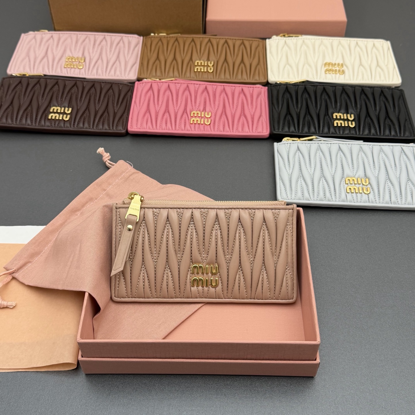 NO:718163,[Special grade hardware imported original leather] MATELASS sheepskin zipper card holder This simple and compact accessory combines form and function, presenting a unique Matelassé sheepskin leather craft effect. The body is equipped with card slots, and the vertical metal lettering logo decoration brings a new look. Metal lettering logo Six card slots with lining A zippered coin bag with sheepskin lining No.: 5MB006 Imported sheepskin  Size: Width 15cm x Height 8cm, miumiu, miumiu, sheepskin19860909【特级五金进口原厂皮】 MATELASS 羊皮革拉链卡包 这款简约紧凑的配饰融合形式与功能,呈现别致的Matelassé羊皮革工艺效果.夹身搭载卡槽,纵向金属刻字徽标装饰焕现新意. 金属刻字徽标 六个卡槽带衬里 一个拉链式零钱袋带羊皮内里 编号:5MB006 进口羊皮 尺寸:宽度15厘米x高度8厘米,miumiu,miumiu,sheepskin,欧美剧