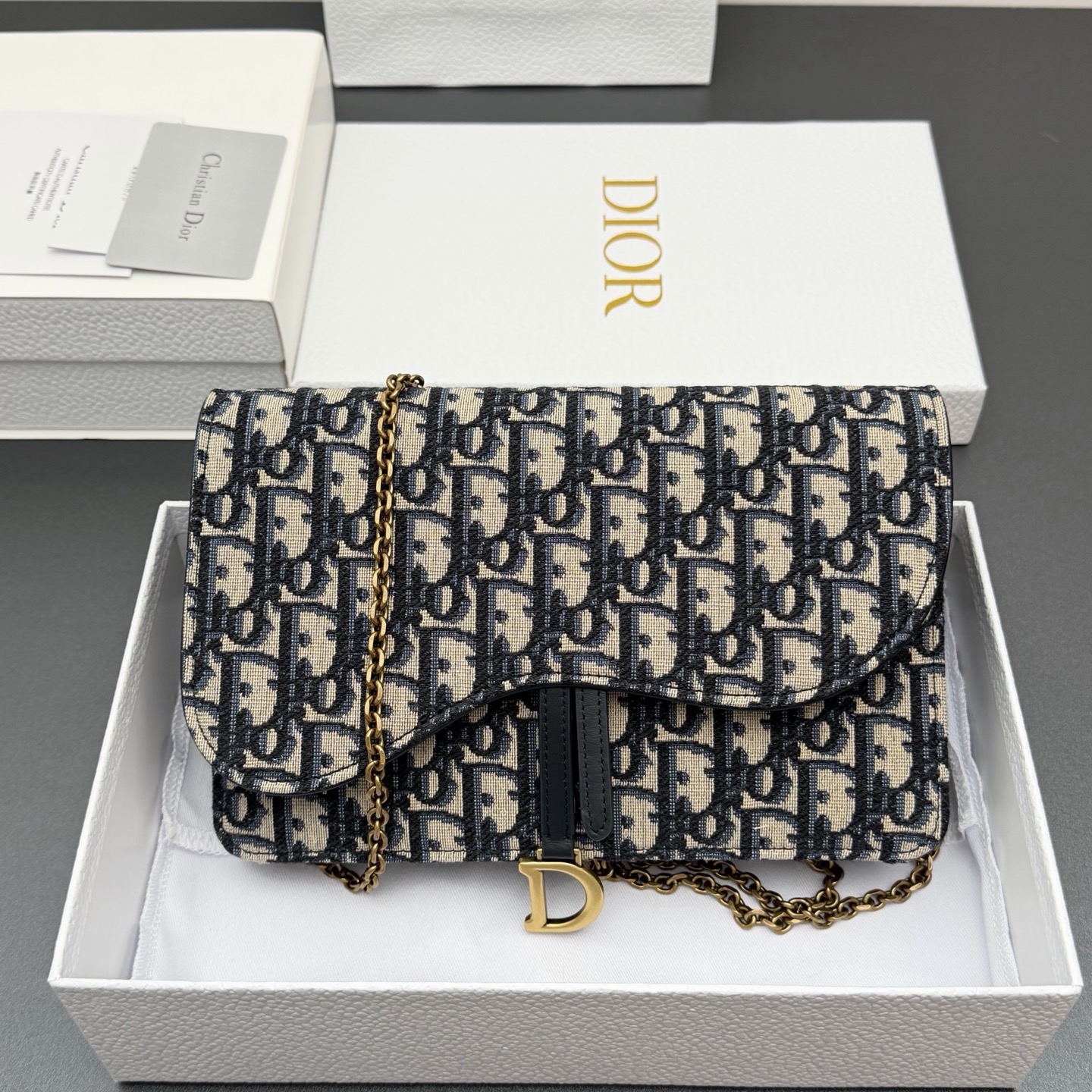 Dior 中号马鞍包链条包系列这款马鞍链条手袋线条流畅协调