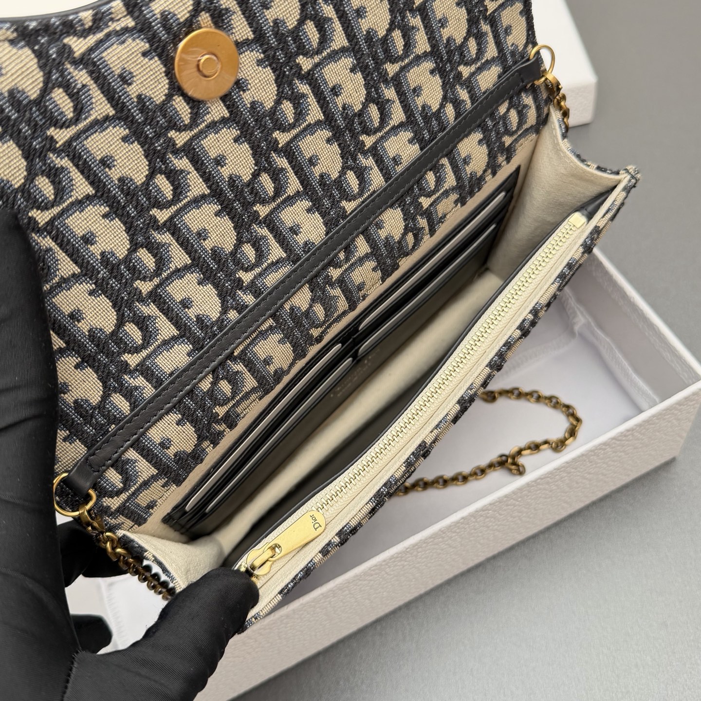 Dior 中号马鞍包链条包系列这款马鞍链条手袋线条流畅协调