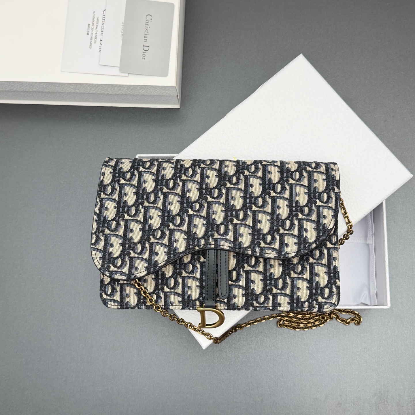 Dior 中号马鞍包链条包系列这款马鞍链条手袋线条流畅协调