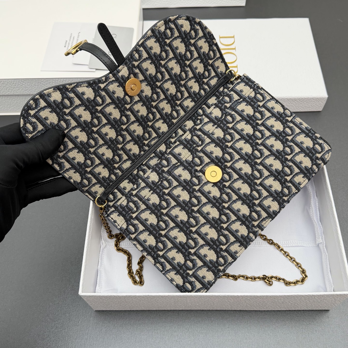 Dior 中号马鞍包链条包系列这款马鞍链条手袋线条流畅协调
