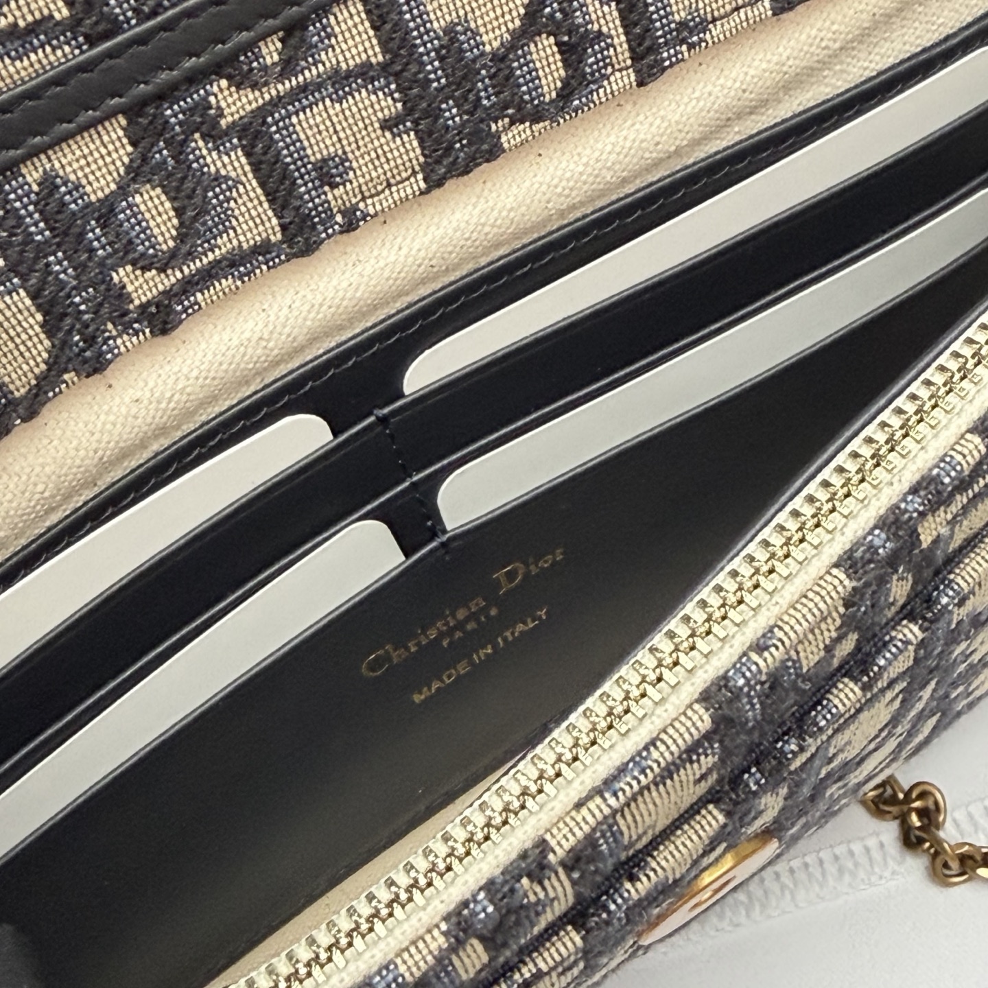 Dior 中号马鞍包链条包系列这款马鞍链条手袋线条流畅协调