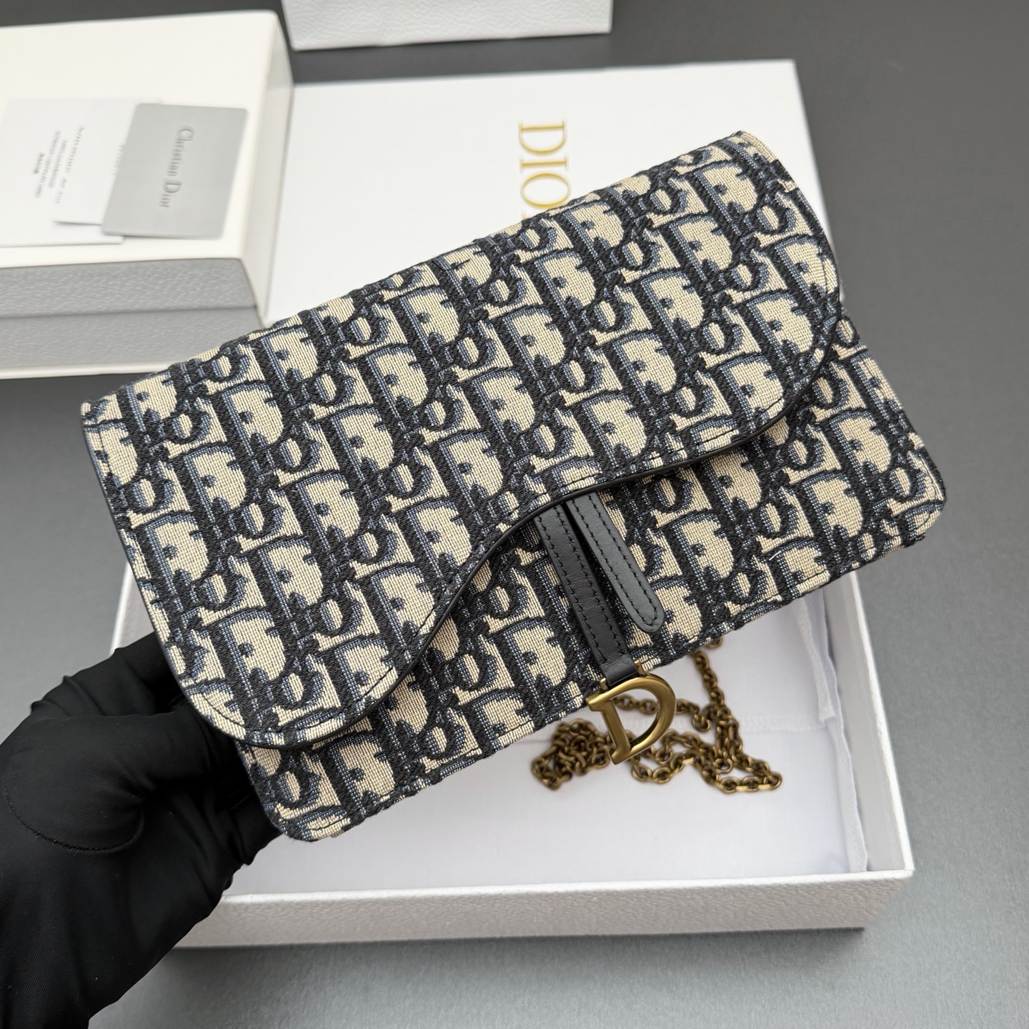 Dior 中号马鞍包链条包系列这款马鞍链条手袋线条流畅协调