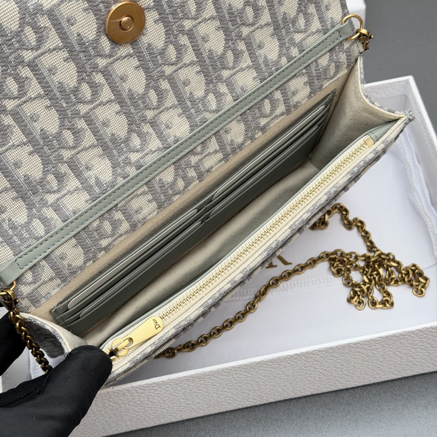 Dior 中号马鞍包链条包系列这款马鞍链条手袋线条流畅协调