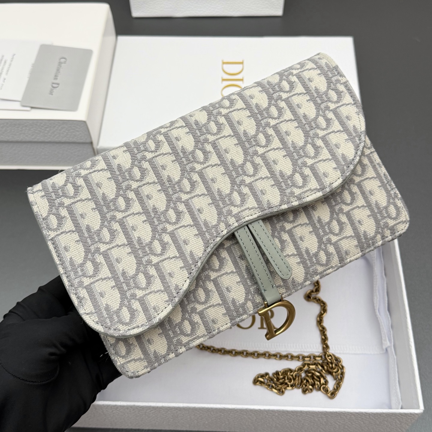 Dior 中号马鞍包链条包系列这款马鞍链条手袋线条流畅协调