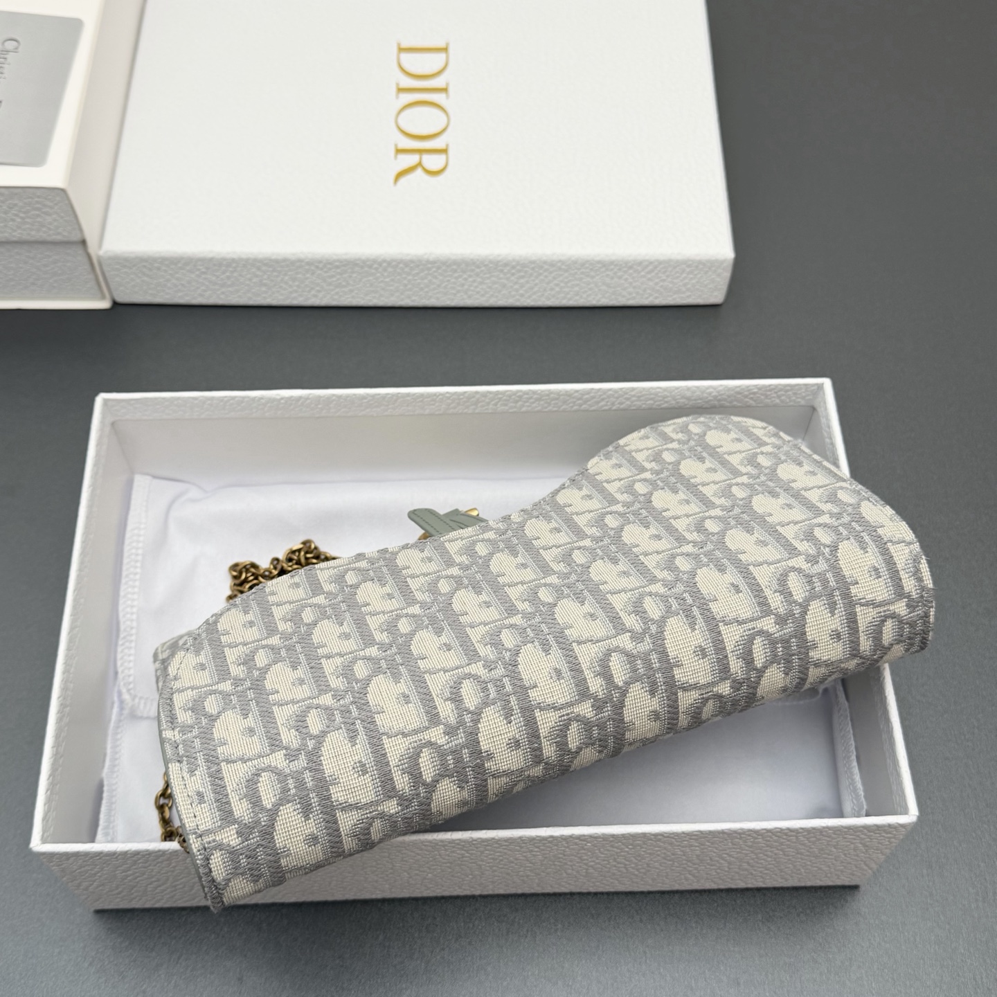 Dior 中号马鞍包链条包系列这款马鞍链条手袋线条流畅协调