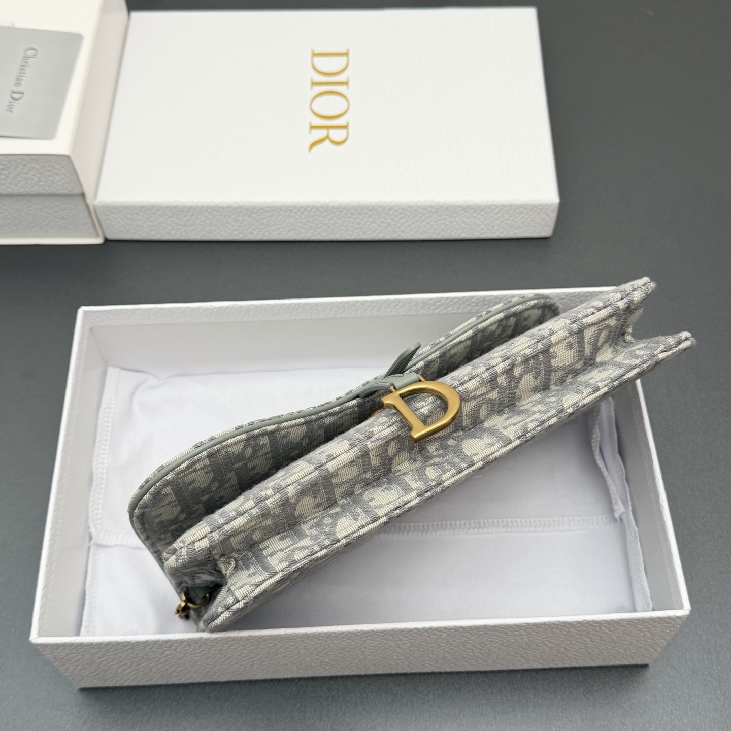 Dior 中号马鞍包链条包系列这款马鞍链条手袋线条流畅协调