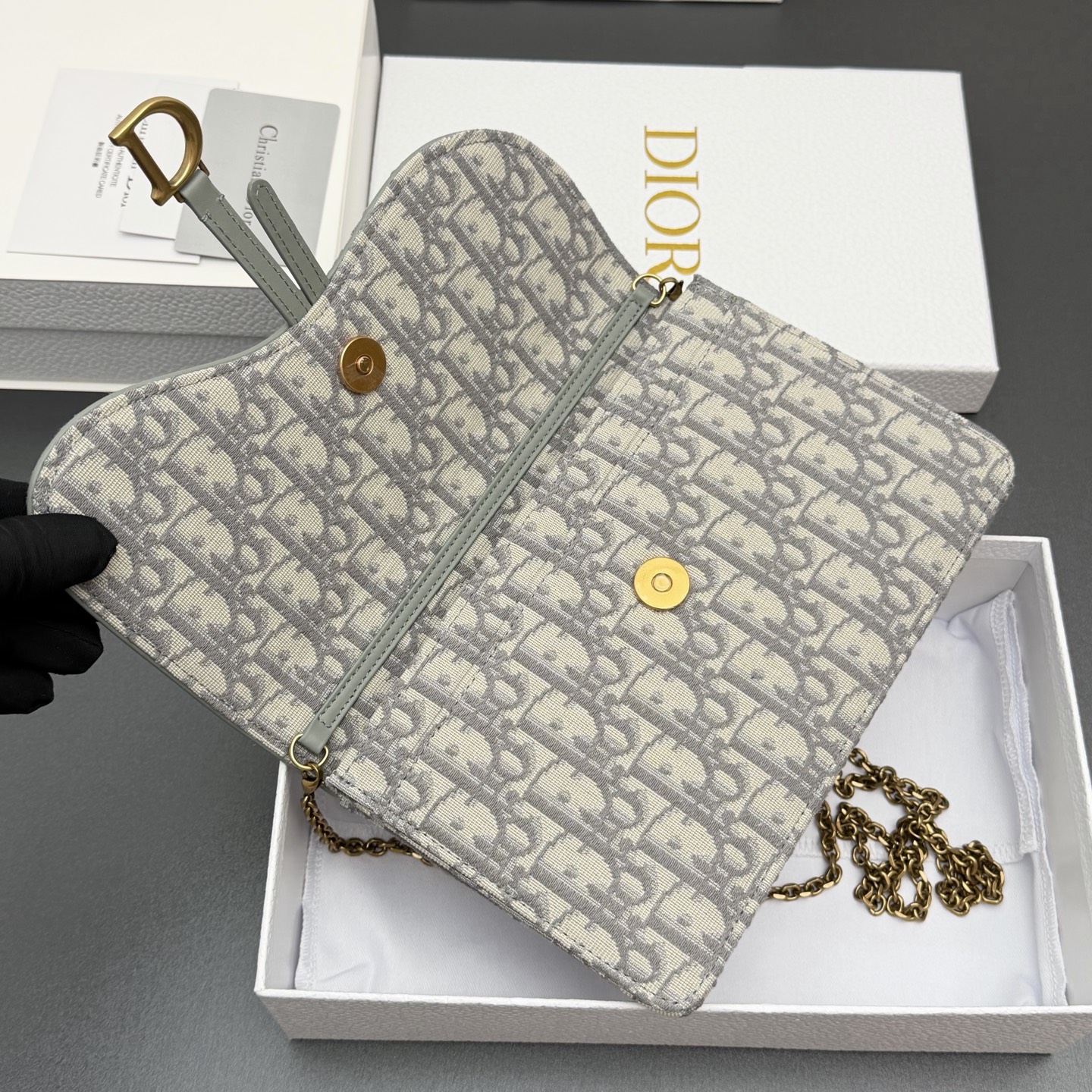 Dior 中号马鞍包链条包系列这款马鞍链条手袋线条流畅协调