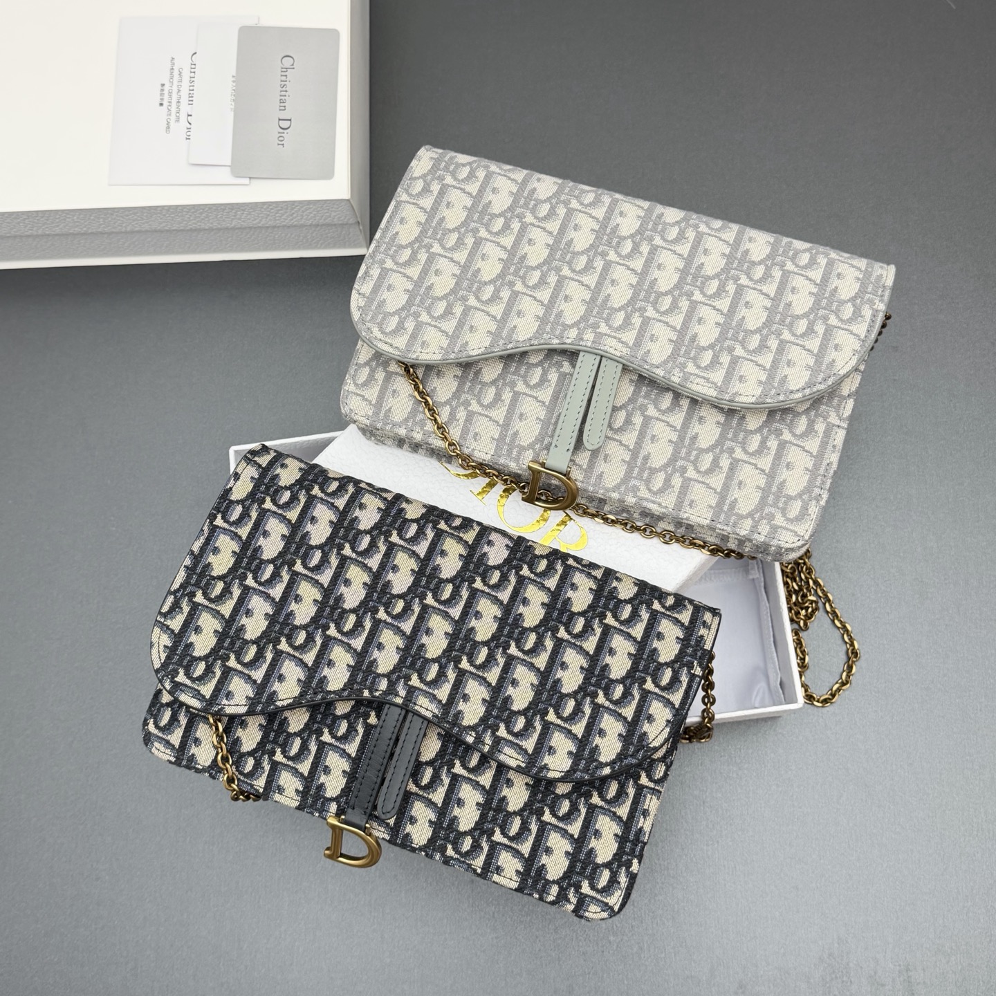 NO:940810,[Medium Saddle Bag Chain Bag Series] This saddle chain handbag has smooth and coordinated lines, making it a fashionable and practical item. It is carefully made of Oblique printed fabrics and other materials, with an asymmetric flap and antique gold-finish stirrup D-shaped charm. The spacious internal compartment can store a variety of daily necessities, and it is easy to carry on the shoulder or crossbody with a chain. 1 compartment, 6 card slots, 1 slip pocket, 1 zipper pocket Model S5620 Jacquard/Calf Leather  Size w22.5xh14.5x4.5cm, Dior wallet, dior, wallets, cowhide19860909【中号马鞍包链条包系列】 这款马鞍链条手袋线条流畅协调,是一款时尚且实用的单品.采用Oblique印花面料等材质精心制作,搭配不对称翻盖和复古金色饰面马镫D形吊饰.宽敞的内部隔层可收纳各种日常用品,搭配链条,便于肩背或斜挎.1个隔层,6个卡槽,1个插袋,1个拉链口袋 型号S5620 提花/小牛皮 尺寸w22.5xh14.5x4.5cm,迪奥钱包,dior,wallets,cowhide,Bag