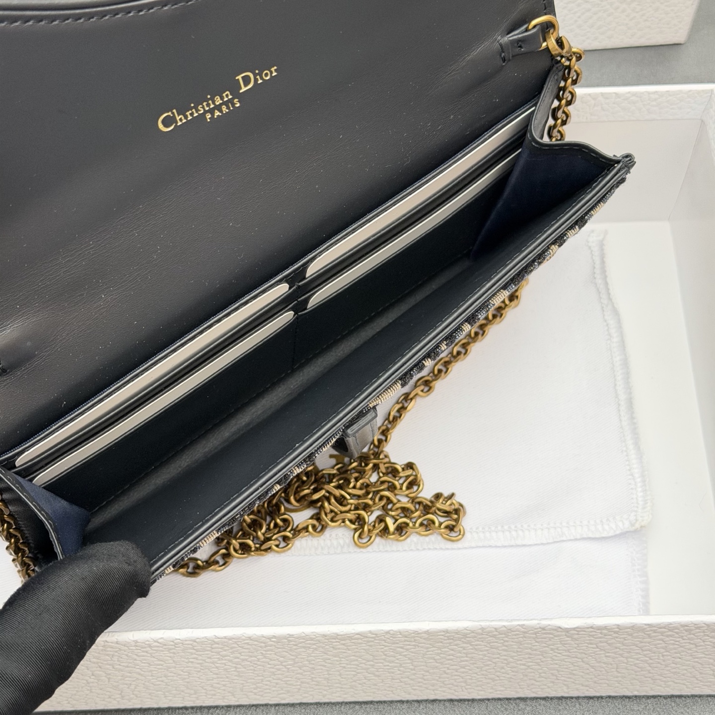 Dior 小号马鞍包链条包系列这款马鞍链条手袋线条流畅协调
