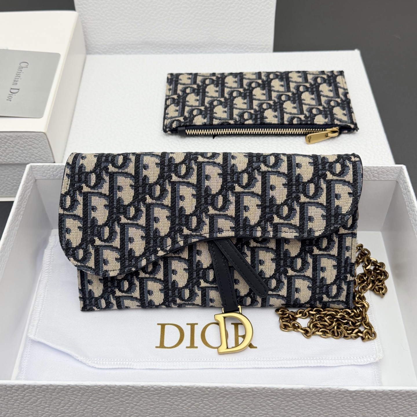 Dior 小号马鞍包链条包系列这款马鞍链条手袋线条流畅协调