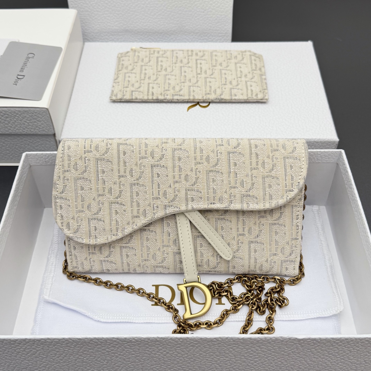 Dior 小号马鞍包链条包系列这款马鞍链条手袋线条流畅协调