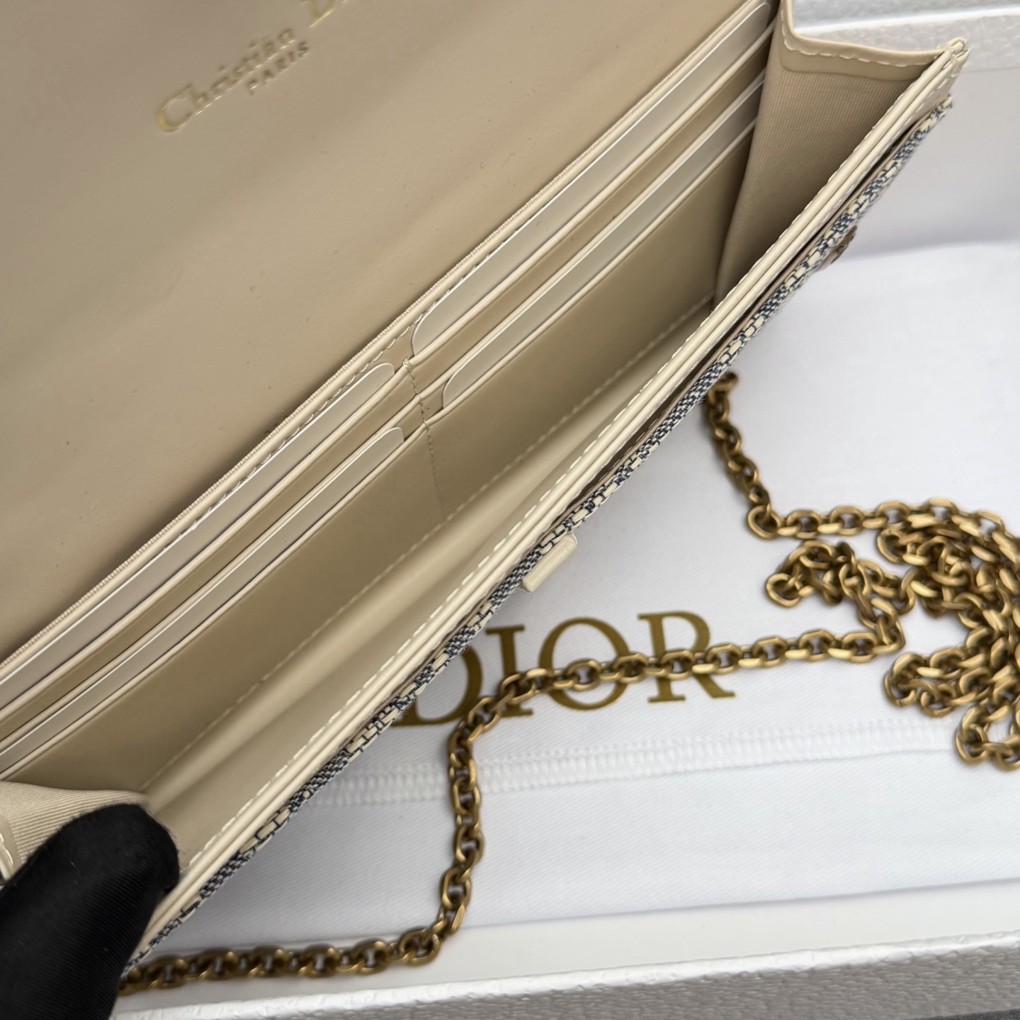 Dior 小号马鞍包链条包系列这款马鞍链条手袋线条流畅协调