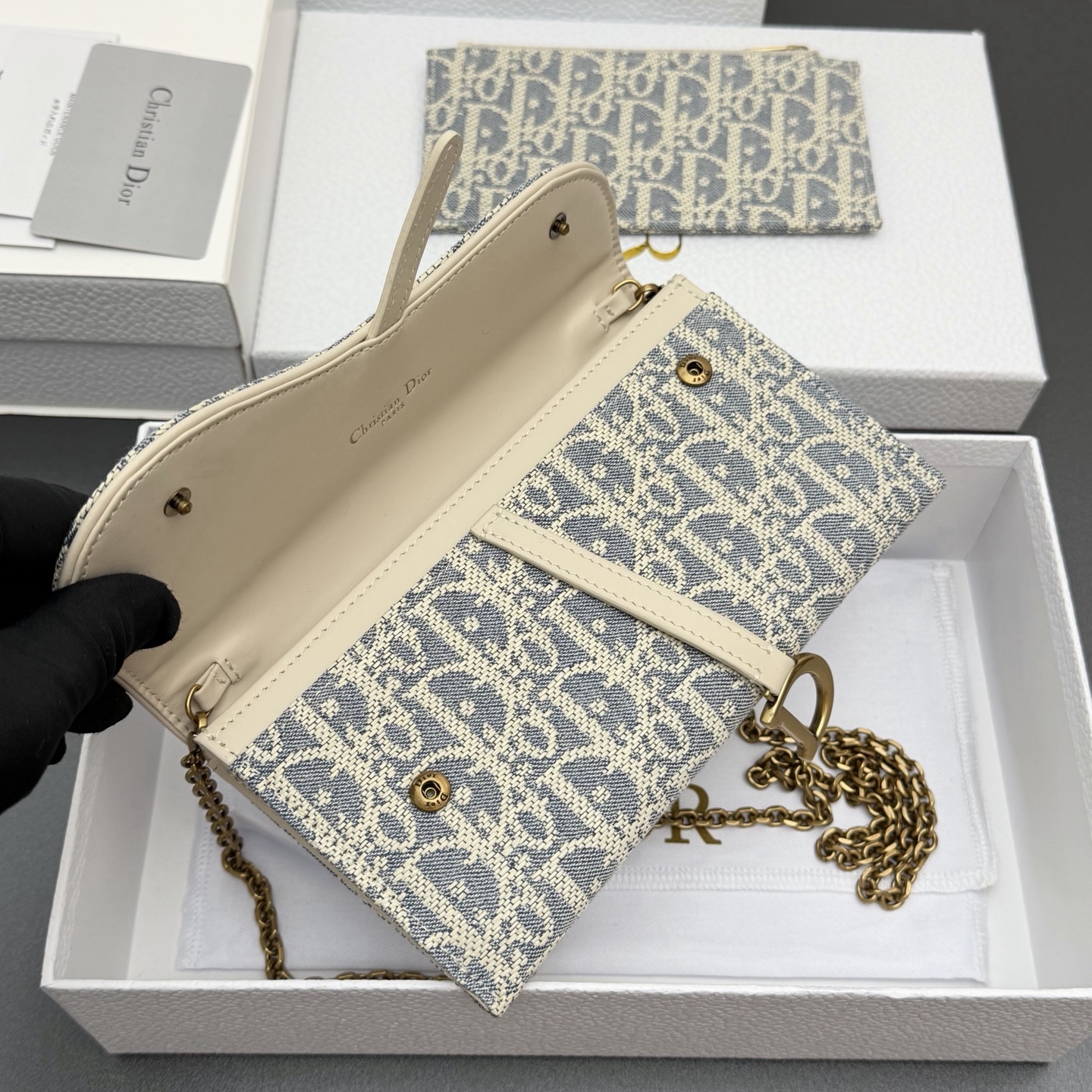 Dior 小号马鞍包链条包系列这款马鞍链条手袋线条流畅协调