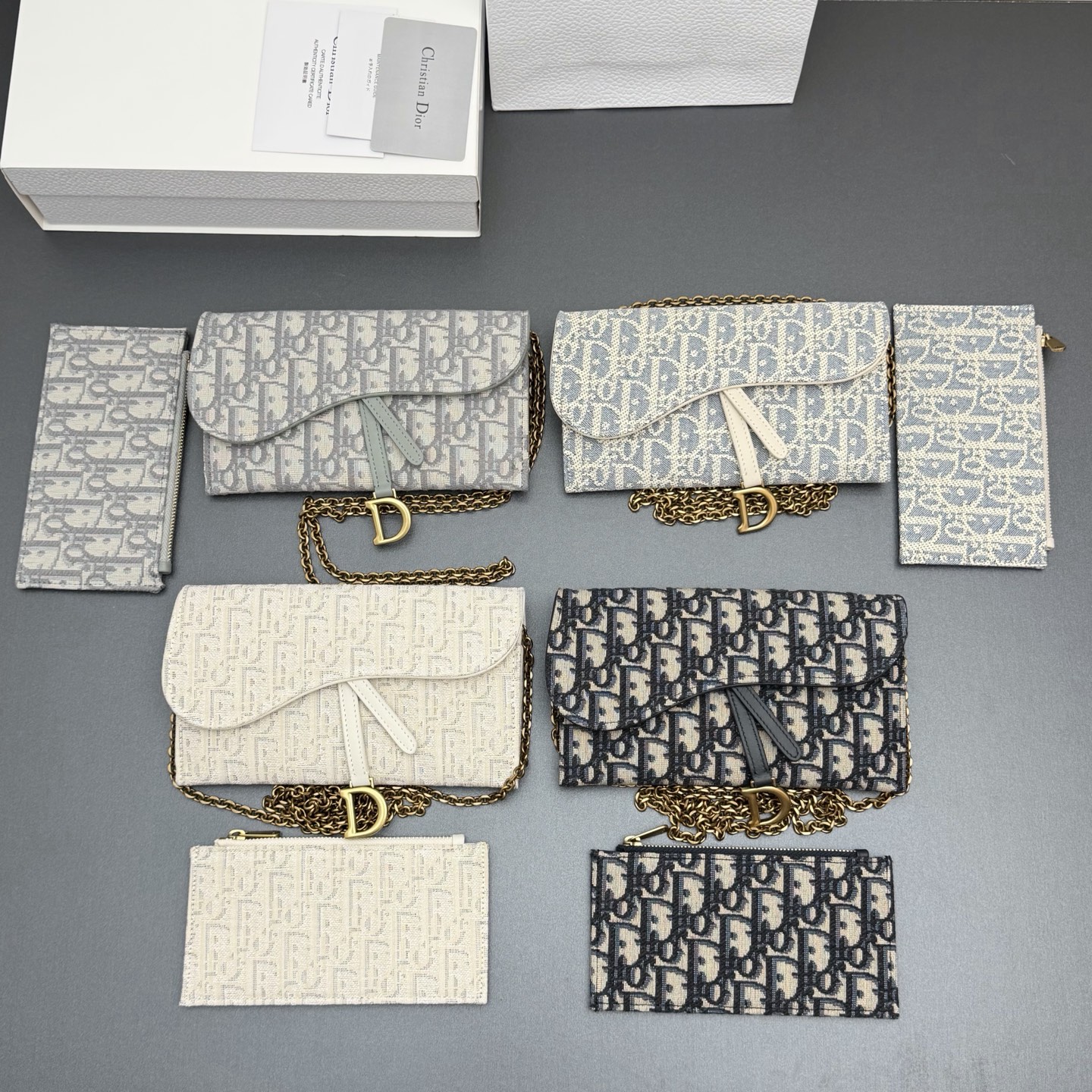 NO:940802,[Small Saddle Bag Chain Bag Series] This saddle chain handbag has smooth and coordinated lines, making it a fashionable and practical item. It is carefully made of Oblique printed fabrics and other materials, with an asymmetric flap and antique gold-finished stirrup D-shaped charm. The spacious internal compartment can store a variety of daily necessities, and is equipped with a chain for easy shoulder or cross-body carry. 1 compartment, 6 card slots, 1 slip pocket, and a small coin purse. Model S5614 Jacquard/Calf Leather  Size w19.5xh11xd3cm, Dior wallet, dior, wallets, cowhide19860909【小号马鞍包链条包系列】 这款马鞍链条手袋线条流畅协调,是一款时尚且实用的单品.采用Oblique印花面料等材质精心制作,搭配不对称翻盖和复古金色饰面马镫D形吊饰.宽敞的内部隔层可收纳各种日常用品,搭配链条,便于肩背或斜挎.1个隔层,6个卡槽,1个插袋,一个零钱小包 型号S5614 提花/小牛皮 尺寸w19.5xh11xd3cm,迪奥钱包,dior,wallets,cowhide,Bag