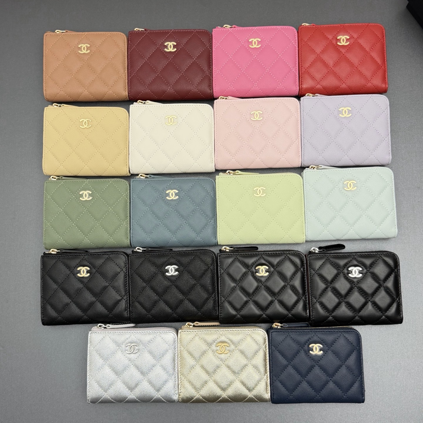 NO:813049,New series 7-word zipper bag short wallet series 4 card slots, 1 banknote compartment. Zipper opening and closing Item number: A Price Size: w11.5xh9.2xd2cm Color:,chanel wallet,chanel,wallets19860909新款係列7字拉链包短款钱包係列 4个卡槽,1个钞票隔层. 拉链开合 货号:A 价格 尺寸:w11.5xh9.2xd2cm 颜色:,chanel钱包,chanel,wallets,Wallet purse