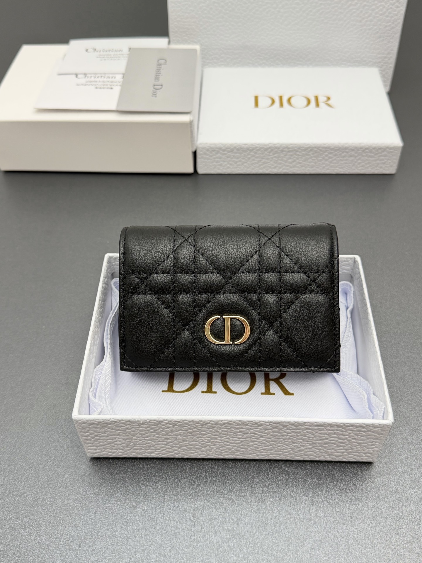 NO:763534,[Cato Glycine Wallet Series] Carefully made of soft cow leather and other materials, decorated with cannage pattern topstitching, and embellished with the brand logo on the front. Elegant and refined, 1 spacious internal compartment, 1 zipper compartment, 2 card slots Model S5132 Black cloud/calf leather Size w11xh7.5xd2.5cm, Dior wallet clutch, dior, wallets, cowhide19860909【Cato Glycine钱包系列】 采用柔软牛皮革等材料精心制作,饰以藤格纹缉面线,正面点缀品牌标志.高雅精致,1个宽敞的内部隔层,1个拉链隔层,2个卡槽 型号S5132 黑色云朵/小牛皮 尺寸w11xh7.5xd2.5cm,Dior钱包手包,dior,wallets,cowhide,Bag