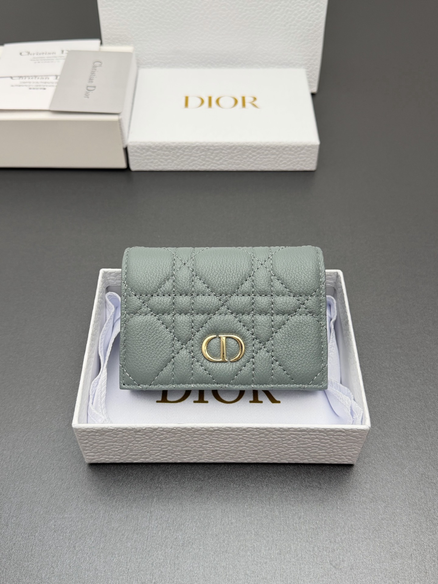 NO:763528,[Cato Glycine Wallet Series] Carefully made of soft cow leather and other materials, decorated with cannage pattern topstitching, and embellished with the brand logo on the front. Elegant and refined, 1 spacious internal compartment, 1 zipper compartment, 2 card slots Model S5132 Cloud Blue Cloud/Calfskin Size w11xh7.5xd2.5cm, Dior wallet clutch, dior, wallets, cowhide19860909【Cato Glycine钱包系列】 采用柔软牛皮革等材料精心制作,饰以藤格纹缉面线,正面点缀品牌标志.高雅精致,1个宽敞的内部隔层,1个拉链隔层,2个卡槽 型号S5132 云雾蓝云朵/小牛皮 尺寸w11xh7.5xd2.5cm,Dior钱包手包,dior,wallets,cowhide,Bag