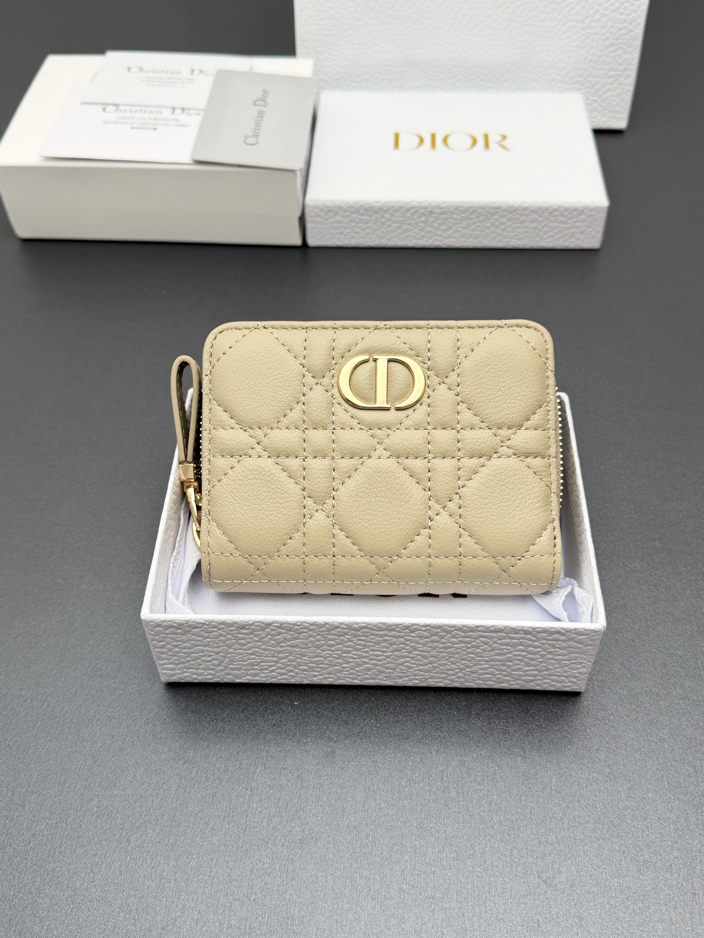 NO:763546,[Cato Glycine Wallet Series] Carefully made of soft cow leather and other materials, decorated with cannage pattern topstitching, and embellished with the brand logo on the front. Elegant and refined, 1 spacious internal compartment, 1 zipper compartment, 6 card slots. Snap button closure. Model S5032 Apricot Cloud/Calfskin Size w12xh9x3cm, Dior wallet clutch, dior, wallets, cowhide19860909【Cato Glycine钱包系列】 采用柔软牛皮革等材料精心制作,饰以藤格纹缉面线,正面点缀品牌标志.高雅精致,1个宽敞的内部隔层,1个拉链隔层,6个卡槽.按扣开合. 型号S5032 杏色云朵/小牛皮 尺寸w12xh9x3cm,Dior钱包手包,dior,wallets,cowhide,Bag