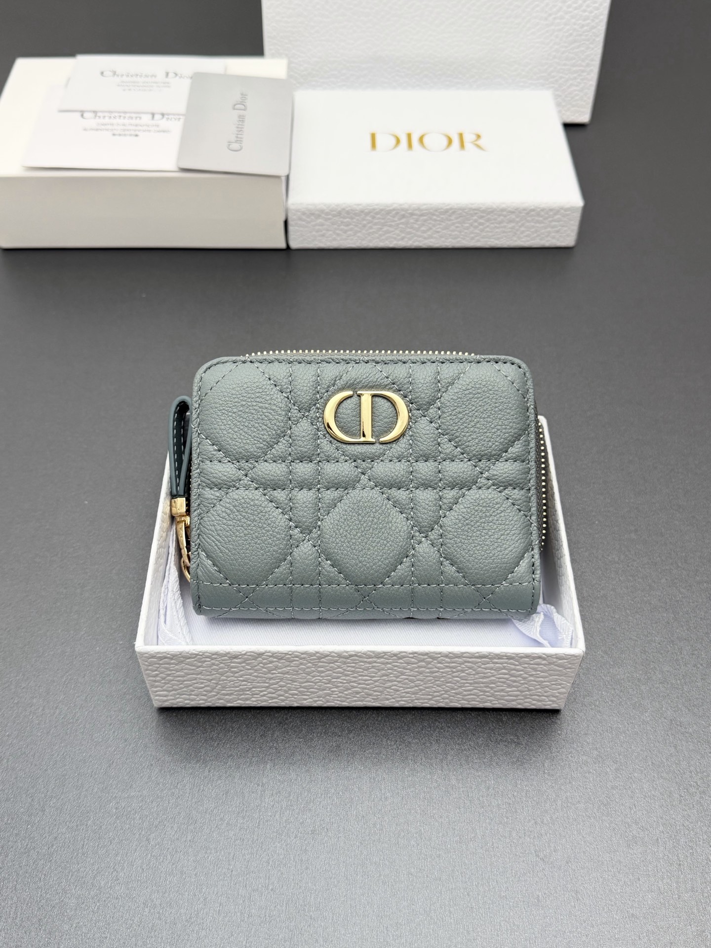 NO:763544,[Cato Glycine Wallet Series] Carefully made of soft cow leather and other materials, decorated with cannage pattern topstitching, and embellished with the brand logo on the front. Elegant and refined, 1 spacious internal compartment, 1 zipper compartment, 6 card slots. Snap button closure. Model S5032 Cloud Blue Cloud/Calfskin Size w12xh9x3cm, Dior wallet clutch, dior, wallets, cowhide19860909【Cato Glycine钱包系列】 采用柔软牛皮革等材料精心制作,饰以藤格纹缉面线,正面点缀品牌标志.高雅精致,1个宽敞的内部隔层,1个拉链隔层,6个卡槽.按扣开合. 型号S5032 云雾蓝云朵/小牛皮 尺寸w12xh9x3cm,Dior钱包手包,dior,wallets,cowhide,Bag