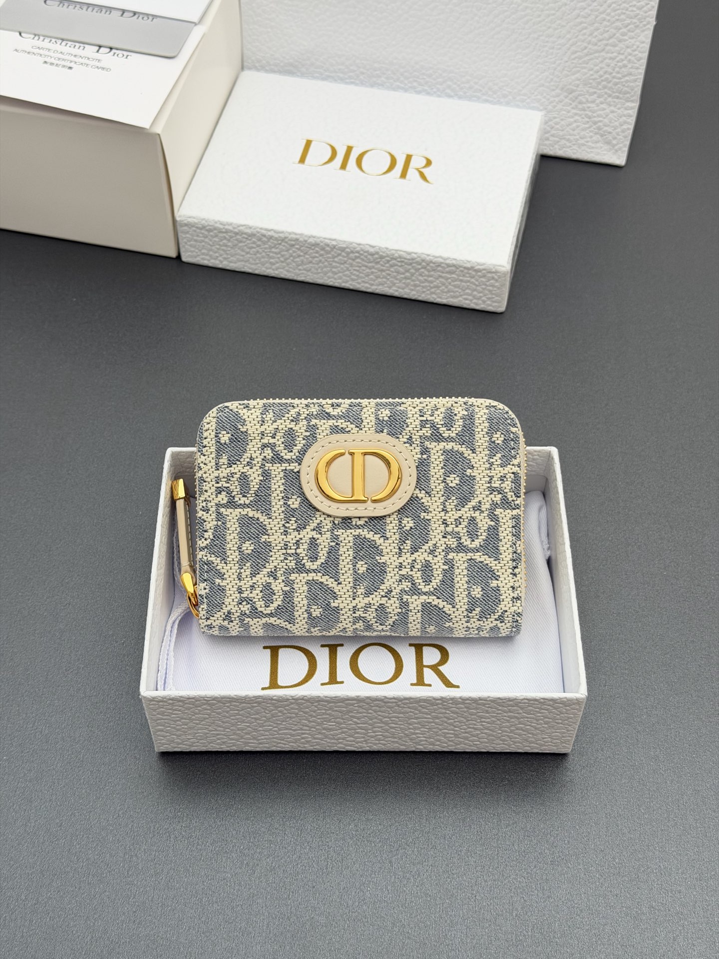 NO:763538,[Montaigne Voysgeur small zipper bag series] is carefully made of oblique printed fabrics and other materials, with the brand logo on the front. Small zipper bag, fashionable and exquisite, equipped with 4 card slots and 3 compartments, one of which has a zipper. Suitable for various occasions. Model S raffia calfskin size w11.5×h8.9×d2.5cm, Dior wallet clutch, dior, wallets, cowhide19860909【Montaigne Voysgeur小拉链包系列】 采用oblique 印花面料等材料精心制作,正面点缀品牌标志.小号拉链包,时尚精致,设有4个卡糟,3个隔层,其中1个带拉链.适合各种场合. 型号S 酒椰草小牛皮 尺寸w11.5×h8.9×d2.5cm,Dior钱包手包,dior,wallets,cowhide,Bag