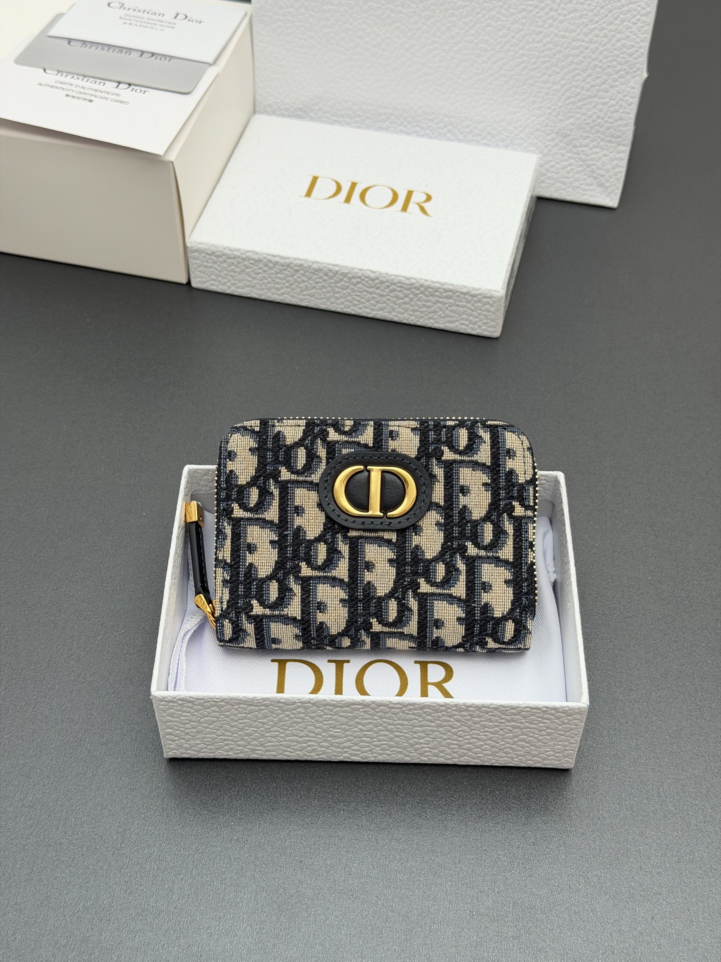 NO:763536,[Montaigne Voysgeur small zipper bag series] is carefully made of blue oblique printed fabric and other materials, with the brand logo on the front. Small zipper bag, fashionable and exquisite, equipped with 4 card slots and 3 compartments, one of which has a zipper. Suitable for various occasions. Model S jacquard blue/calf leather size w11.5×h8.9×d2.5cm, Dior wallet clutch, dior, wallets, cowhide19860909【Montaigne Voysgeur小拉链包系列】 采用蓝色oblique 印花面料等材料精心制作,正面点缀品牌标志.小号拉链包,时尚精致,设有4个卡糟,3个隔层,其中1个带拉链.适合各种场合. 型号S 提花藍/小牛皮 尺寸w11.5×h8.9×d2.5cm,Dior钱包手包,dior,wallets,cowhide,Bag