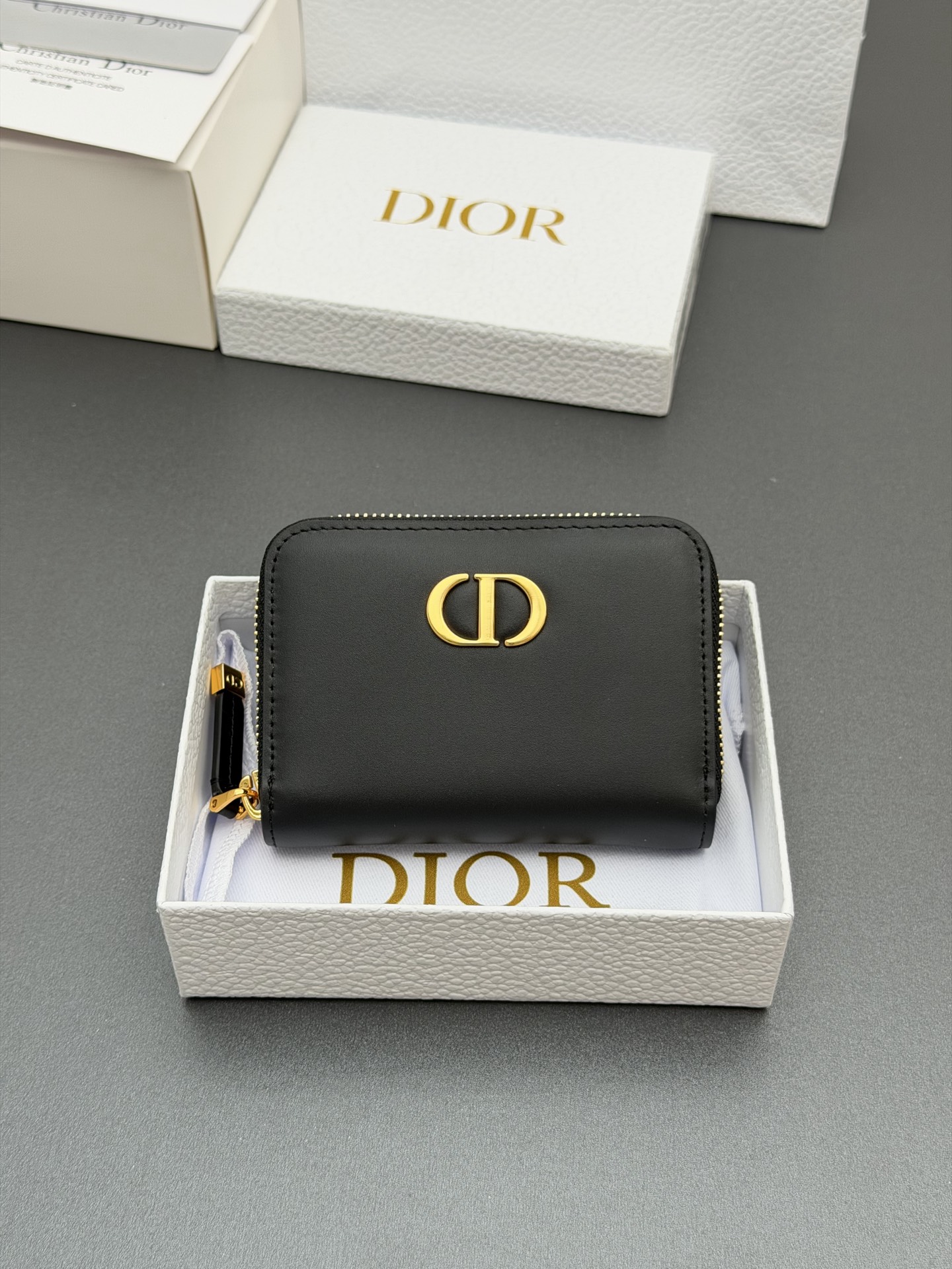 NO:763533,[Montaigne Voysgeur small zipper bag series] Carefully made of calfskin and other materials, embellished with the brand logo on the front. Small zipper bag, fashionable and exquisite, equipped with 4 card slots, 3 compartments, 1 of which has a zipper. Suitable for various occasions. Model S black/calf leather size w11.5×h8.9×d2.5cm, Dior wallet clutch, dior, wallets, cowhide19860909【Montaigne Voysgeur小拉链包系列】 采用小牛皮等材料精心制作,正面点缀品牌标志.小号拉链包,时尚精致,设有4个卡糟,3个隔层,其中1个带拉链.适合各种场合. 型号S 黑色/小牛皮 尺寸w11.5×h8.9×d2.5cm,Dior钱包手包,dior,wallets,cowhide,Bag