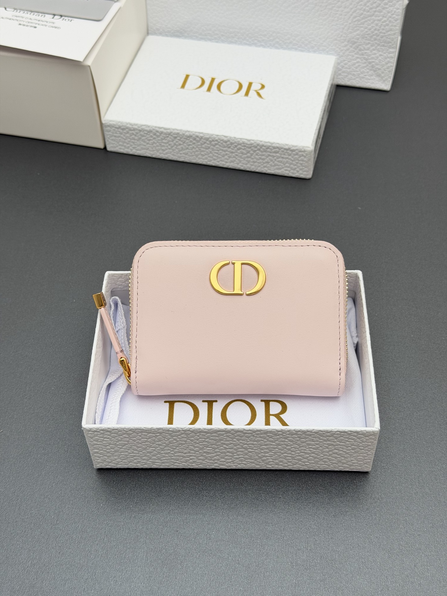 NO:763530,[Montaigne Voysgeur small zipper bag series] Carefully made of calfskin and other materials, embellished with the brand logo on the front. Small zipper bag, fashionable and exquisite, equipped with 4 card slots, 3 compartments, 1 of which has a zipper. Suitable for various occasions. Model S pink/calf leather size w11.5×h8.9×d2.5cm, Dior wallet clutch, dior, wallets, cowhide19860909【Montaigne Voysgeur小拉链包系列】 采用小牛皮等材料精心制作,正面点缀品牌标志.小号拉链包,时尚精致,设有4个卡糟,3个隔层,其中1个带拉链.适合各种场合. 型号S 粉色/小牛皮 尺寸w11.5×h8.9×d2.5cm,Dior钱包手包,dior,wallets,cowhide,Bag