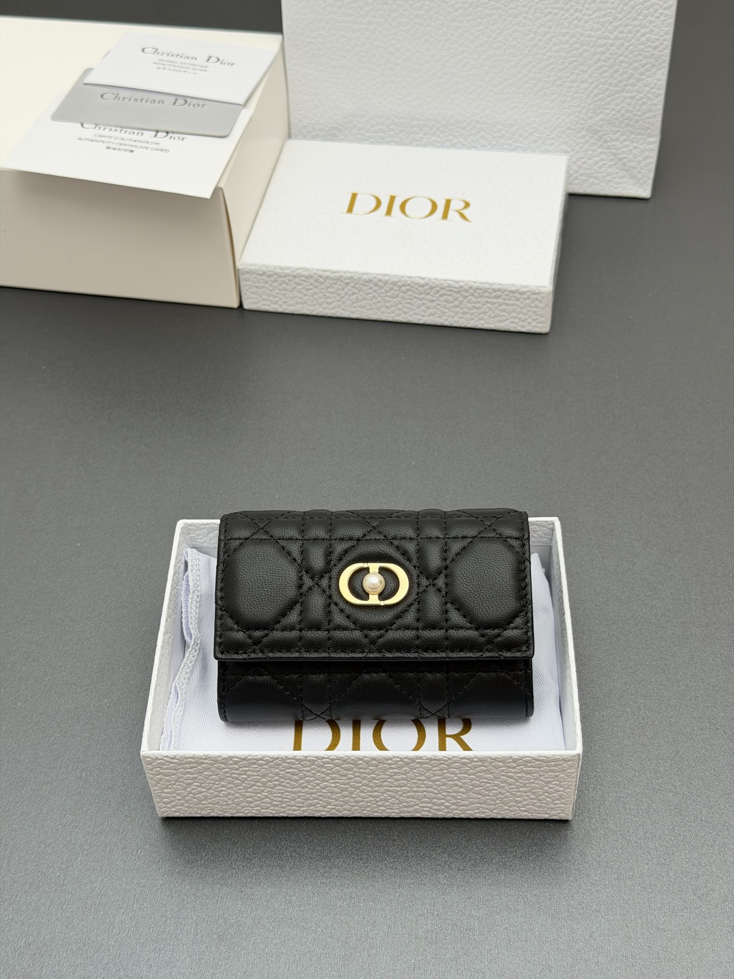 NO:763527,【Jolie Glycine Wallet Series】! Carefully made of soft sheep leather and other materials, decorated with cannage pattern topstitching, and embellished with the brand logo on the front. Elegant and refined, it has 2 card slots, 1 zipper compartment, and 1 spacious internal compartment. Suitable for various occasions. Model S3102 black teng pattern, size w11×h7.5×3cm, Dior wallet clutch, dior, wallets, sheepskin19860909【Jolie Glycine钱包系列】！ 采用柔软羊皮革等材料精心制作,饰以藤格纹缉面线,正面点缀品牌标志.高雅精致,设有2个卡糟,1个拉链隔层,1个宽敞的内部隔层.适合各种场合. 型号S3102黑色騰格紋 尺寸w11×h7.5×3cm,Dior钱包手包,dior,wallets,sheepskin,Bag