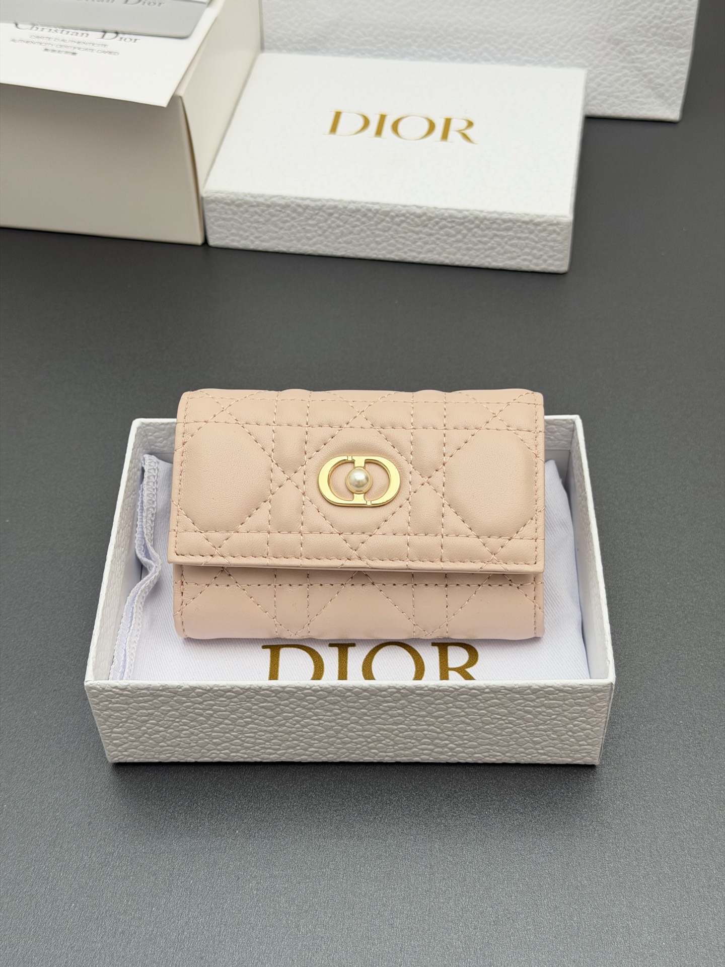 NO:763547,【Jolie Glycine Wallet Series】! Carefully made of soft sheep leather and other materials, decorated with cannage pattern topstitching, and embellished with the brand logo on the front. Elegant and refined, it has 2 card slots, 1 zipper compartment, and 1 spacious internal compartment. Suitable for various occasions. Model S3102 rouge pink plaid size w11×h7.5×3cm, Dior wallet clutch, dior, wallets, sheepskin19860909【Jolie Glycine钱包系列】！ 采用柔软羊皮革等材料精心制作,饰以藤格纹缉面线,正面点缀品牌标志.高雅精致,设有2个卡糟,1个拉链隔层,1个宽敞的内部隔层.适合各种场合. 型号S3102胭脂粉騰格紋 尺寸w11×h7.5×3cm,Dior钱包手包,dior,wallets,sheepskin,Bag