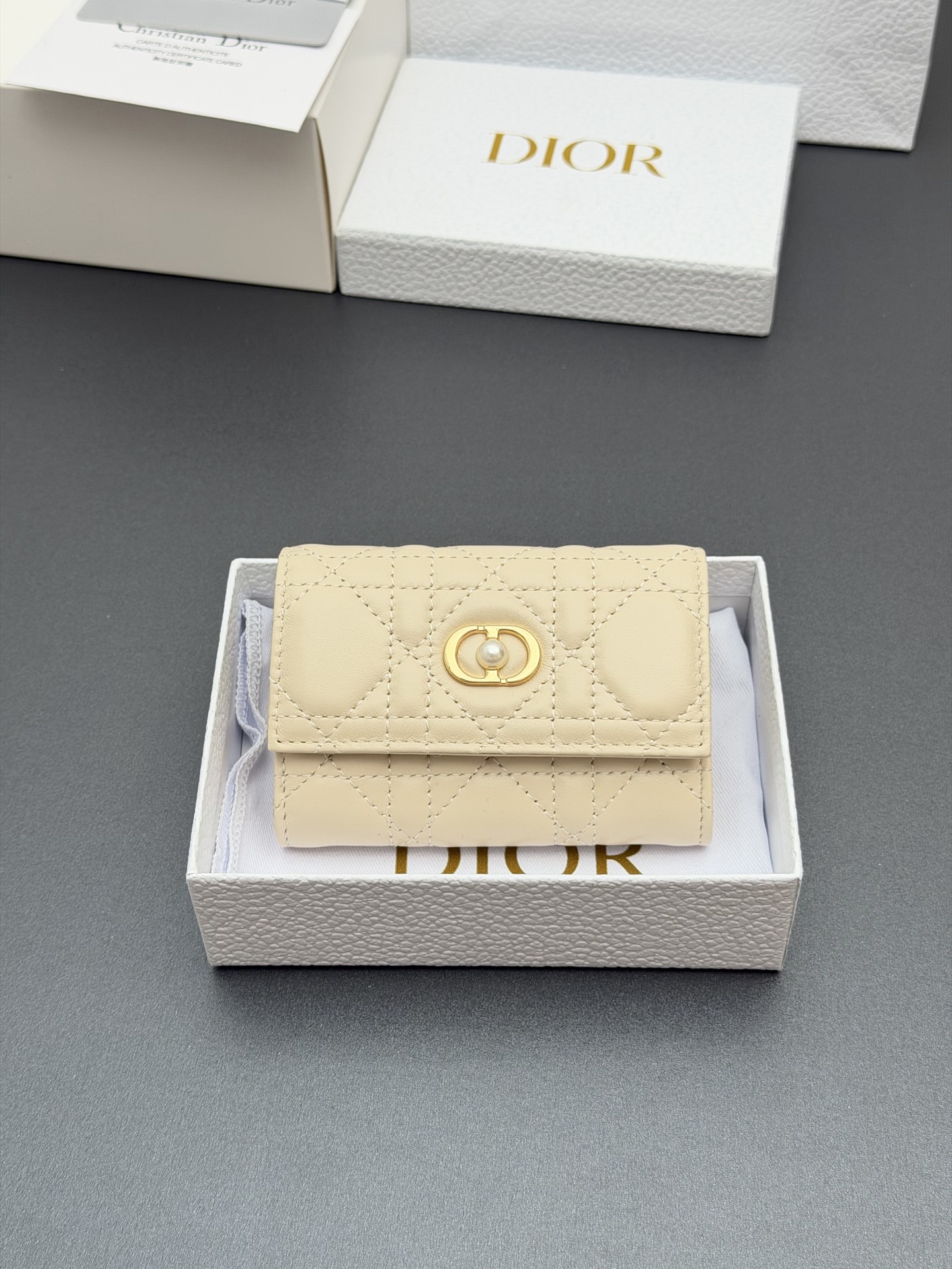 NO:763545,【Jolie Glycine Wallet Series】! Carefully made of soft sheep leather and other materials, decorated with cannage pattern topstitching, and embellished with the brand logo on the front. Elegant and refined, it has 2 card slots, 1 zipper compartment, and 1 spacious internal compartment. Suitable for various occasions. Model S3102 Rouge Mitten Check Size w11×h7.5×3cm, Dior wallet clutch, dior, wallets, sheepskin19860909【Jolie Glycine钱包系列】！ 采用柔软羊皮革等材料精心制作,饰以藤格纹缉面线,正面点缀品牌标志.高雅精致,设有2个卡糟,1个拉链隔层,1个宽敞的内部隔层.适合各种场合. 型号S3102胭脂米騰格紋 尺寸w11×h7.5×3cm,Dior钱包手包,dior,wallets,sheepskin,Bag