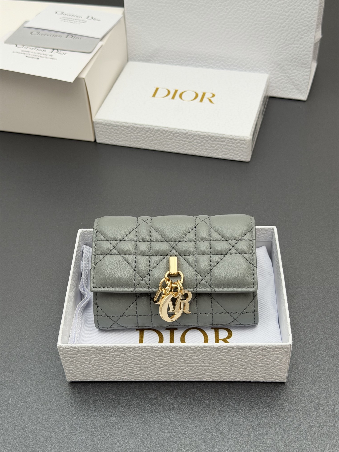 NO:763543,[Jolie Glycine Wallet Series] Carefully made of soft sheep leather and other materials, decorated with cannage pattern topstitching, and embellished with the brand logo on the front. Elegant and refined, equipped with 2 card slots, 1 zipper compartment, and 1 spacious internal compartment. Suitable for various occasions. Model S0966 Cloud Mist Blue Tengger Size w11×h7.5×3cm, Dior wallet clutch, dior, wallets, sheepskin19860909【Jolie Glycine钱包系列】 采用柔软羊皮革等材料精心制作,饰以藤格纹缉面线,正面点缀品牌标志.高雅精致,设有2个卡糟,1个拉链隔层,1个宽敞的内部隔层.适合各种场合. 型号S0966 雲霧藍騰格 尺寸w11×h7.5×3cm,Dior钱包手包,dior,wallets,sheepskin,Bag