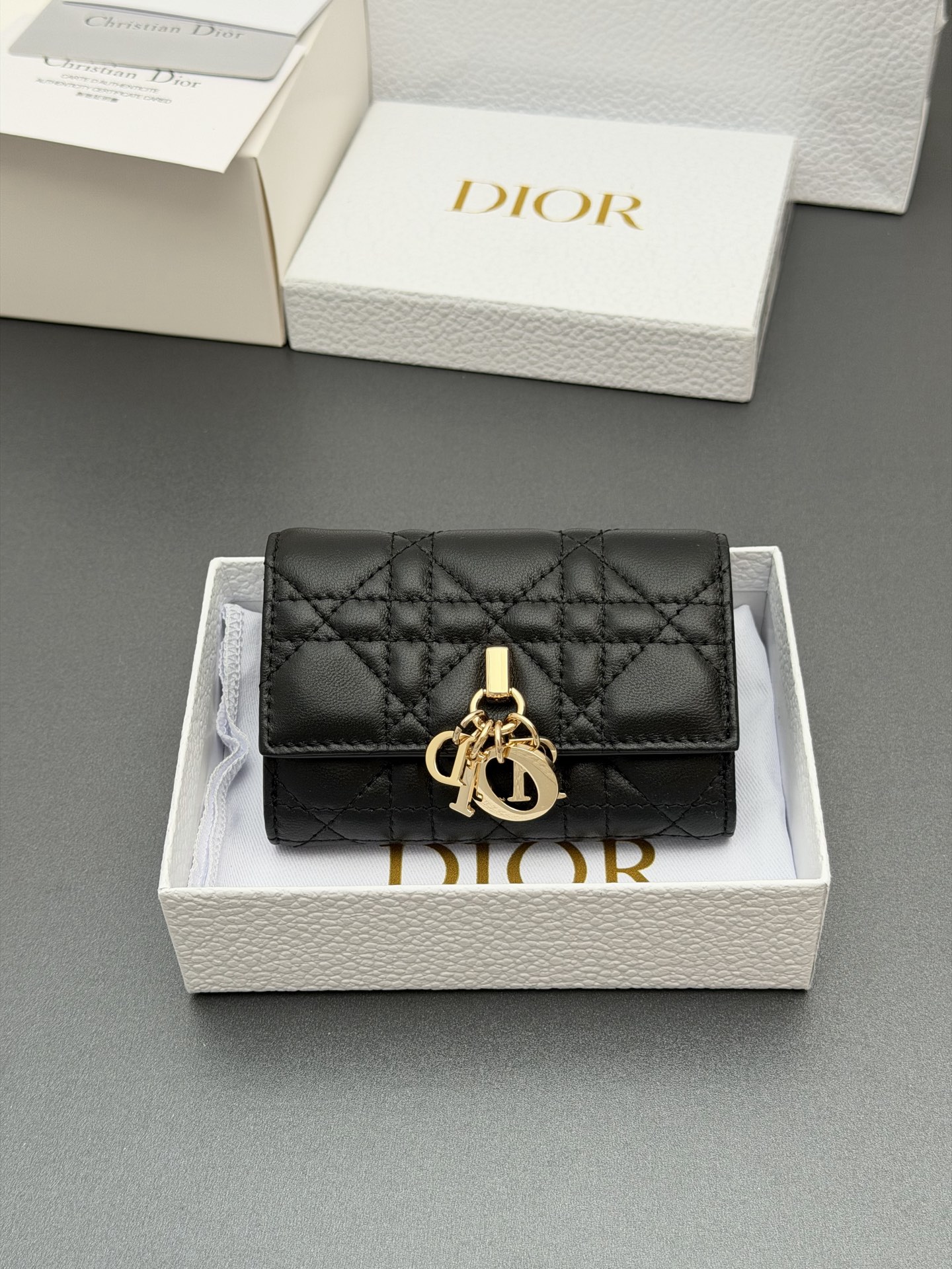 NO:763541,[Jolie Glycine Wallet Series] Carefully made of soft sheep leather and other materials, decorated with cannage pattern topstitching, and embellished with the brand logo on the front. Elegant and refined, equipped with 2 card slots, 1 zipper compartment, and 1 spacious internal compartment. Suitable for various occasions. Model S0966 Black Tengger Size w11×h7.5×3cm, Dior wallet clutch, dior, wallets, sheepskin19860909【Jolie Glycine钱包系列】 采用柔软羊皮革等材料精心制作,饰以藤格纹缉面线,正面点缀品牌标志.高雅精致,设有2个卡糟,1个拉链隔层,1个宽敞的内部隔层.适合各种场合. 型号S0966 黑色騰格 尺寸w11×h7.5×3cm,Dior钱包手包,dior,wallets,sheepskin,Bag