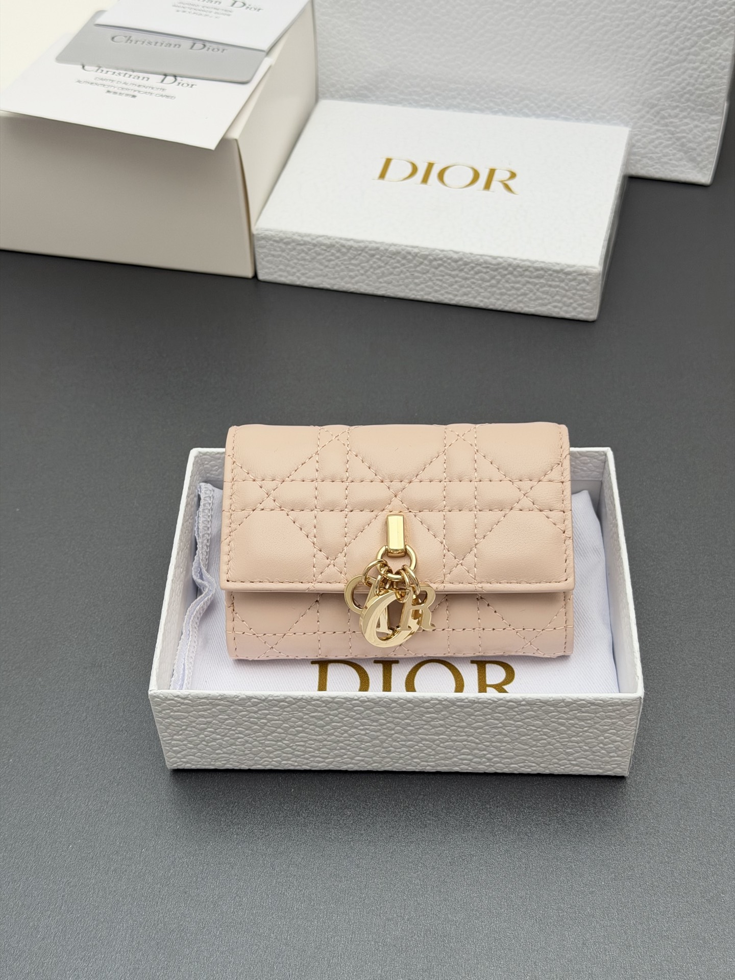 NO:763539,[Jolie Glycine wallet series] is carefully made of soft sheep leather and other materials, decorated with cannage pattern topstitching, and embellished with the brand logo on the front. Elegant and refined, it has 2 card slots, 1 zipper compartment, and 1 spacious internal compartment. Suitable for various occasions. Model S0966 Rouge Pink Tenger Size w11×h7.5×3cm, Dior wallet clutch, dior, wallets, sheepskin19860909【Jolie Glycine钱包系列】 采用柔软羊皮革等材料精心制作,饰以藤格纹缉面线,正面点缀品牌标志.高雅精致,设有2个卡糟,1个拉链隔层,1个宽敞的内部隔层.适合各种场合. 型号S0966 胭脂粉騰格 尺寸w11×h7.5×3cm,Dior钱包手包,dior,wallets,sheepskin,Bag