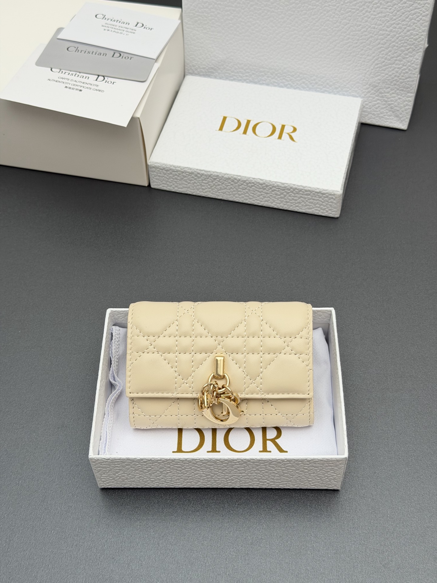 NO:763537,[Jolie Glycine Wallet Series] Carefully made of soft sheep leather and other materials, decorated with cannage pattern topstitching, and embellished with the brand logo on the front. Elegant and refined, equipped with 2 card slots, 1 zipper compartment, and 1 spacious internal compartment. Suitable for various occasions. Model S0966 Rouge Mitenge Size w11×h7.5×3cm, Dior wallet clutch, dior, wallets, sheepskin19860909【Jolie Glycine钱包系列】 采用柔软羊皮革等材料精心制作,饰以藤格纹缉面线,正面点缀品牌标志.高雅精致,设有2个卡糟,1个拉链隔层,1个宽敞的内部隔层.适合各种场合. 型号S0966 胭脂米騰格 尺寸w11×h7.5×3cm,Dior钱包手包,dior,wallets,sheepskin,Bag