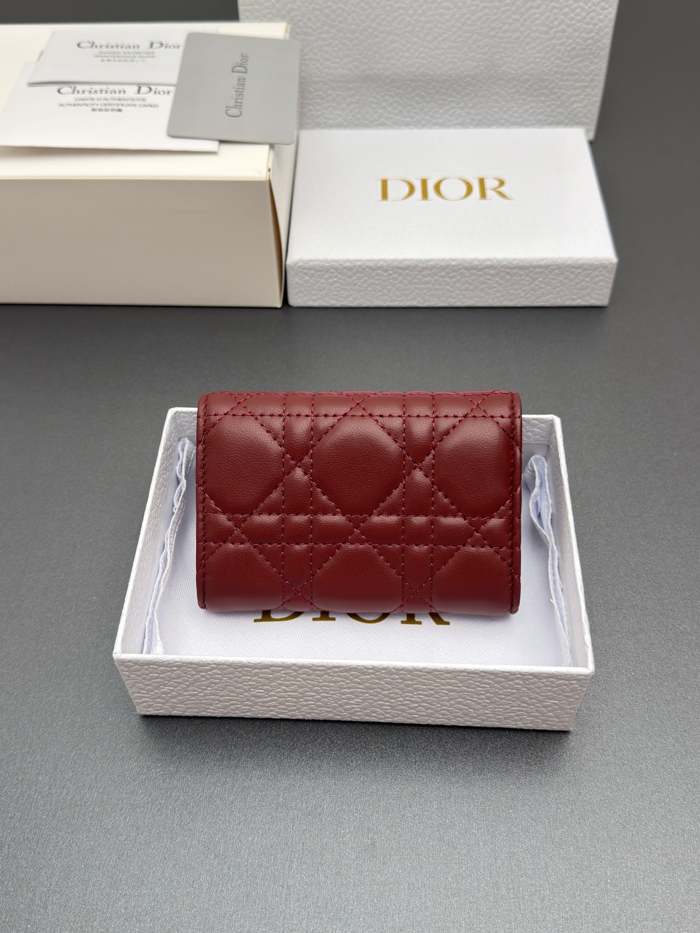 Dior Jolie Glycine钱包系列采用柔软羊皮革等材料精心制作 饰以藤格纹缉面线