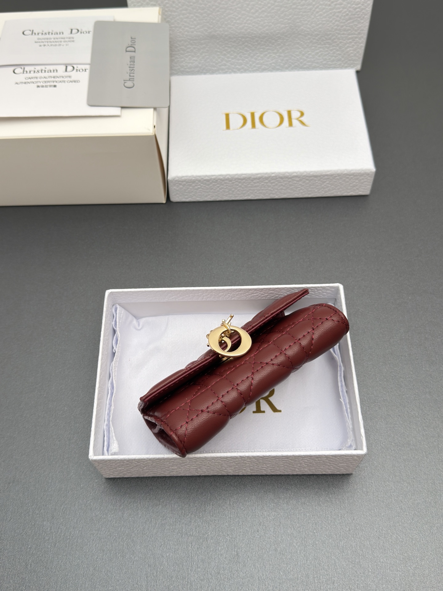 Dior Jolie Glycine钱包系列采用柔软羊皮革等材料精心制作 饰以藤格纹缉面线