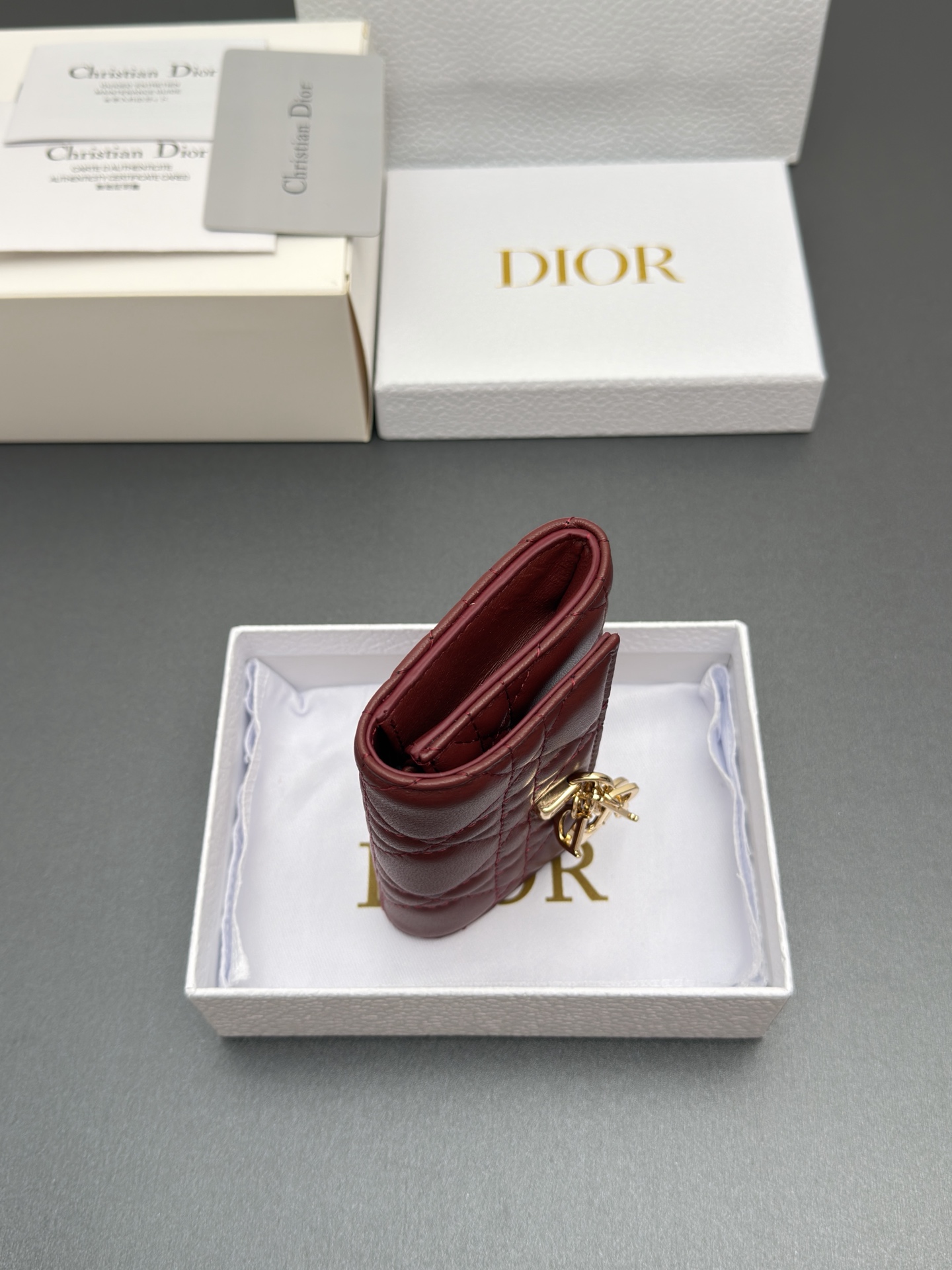 Dior Jolie Glycine钱包系列采用柔软羊皮革等材料精心制作 饰以藤格纹缉面线
