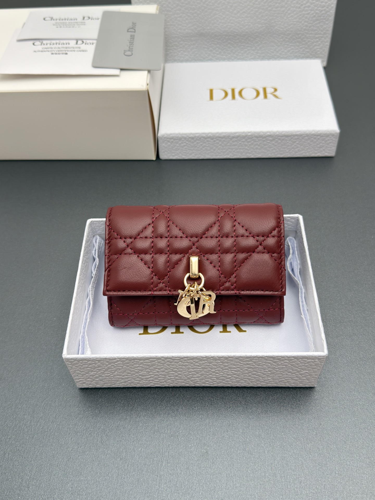 Dior Jolie Glycine钱包系列采用柔软羊皮革等材料精心制作 饰以藤格纹缉面线
